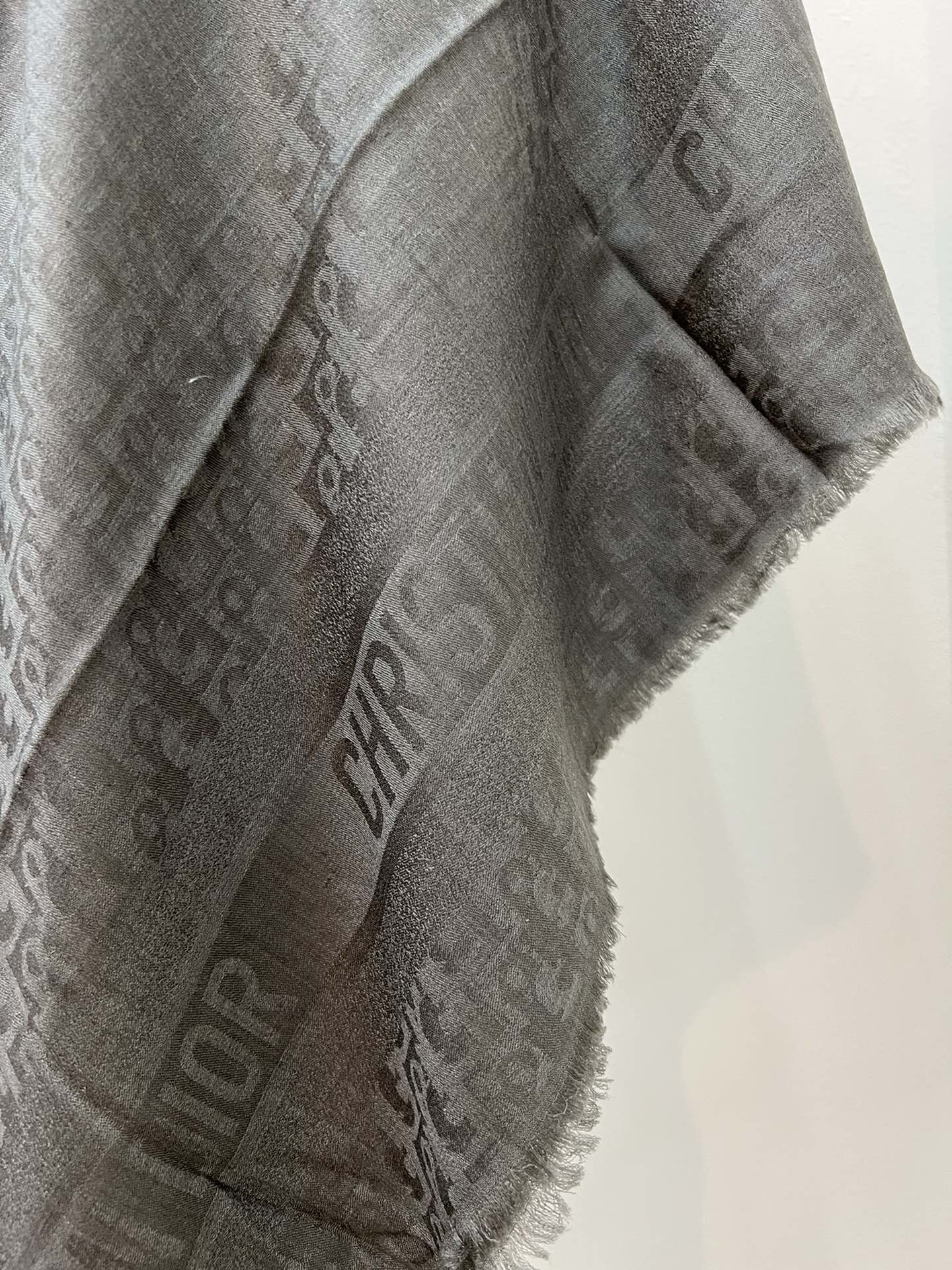 Dior迪奥软软糯糯绒毛材质羊绒方巾