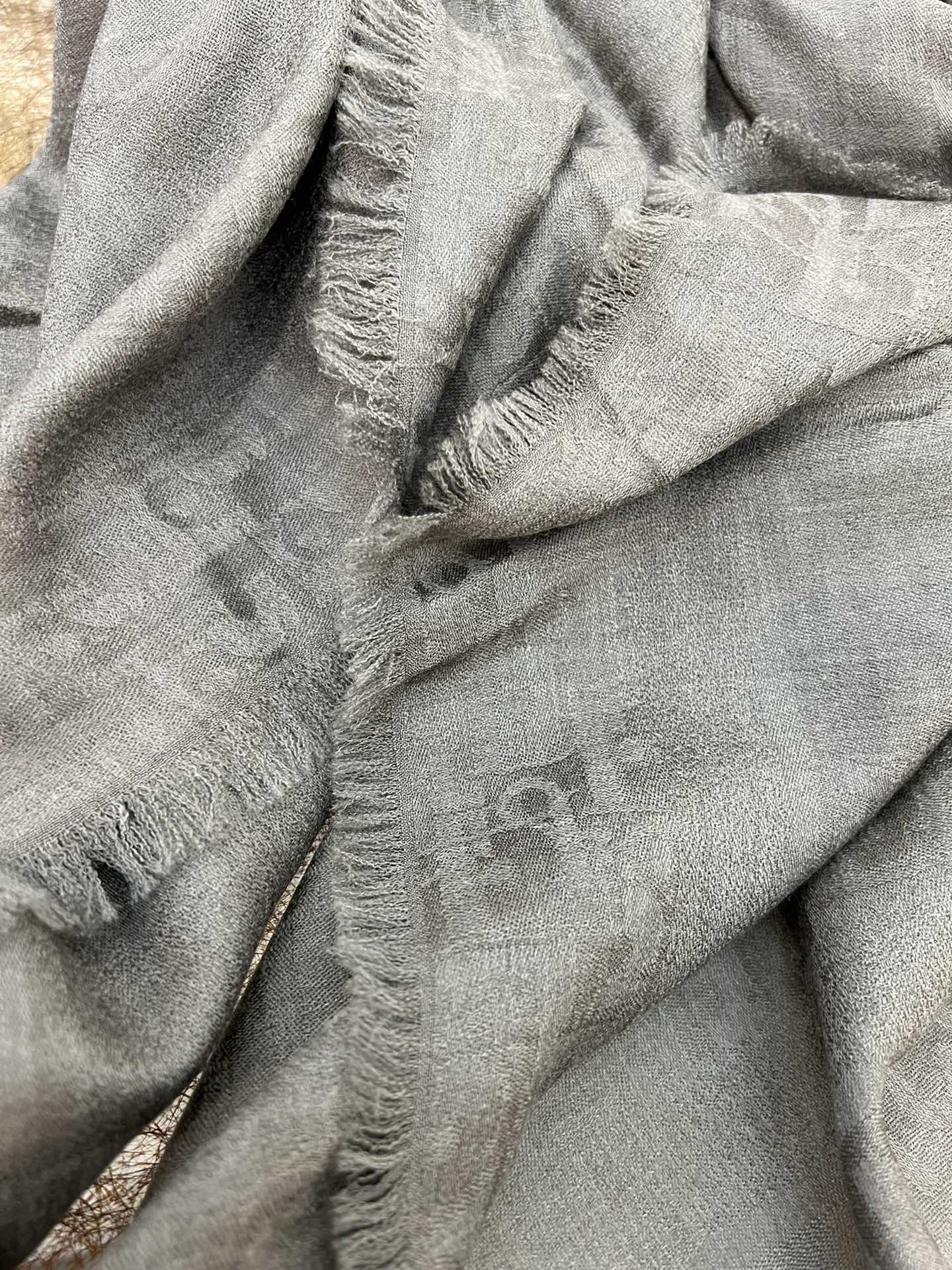 Dior迪奥软软糯糯绒毛材质羊绒方巾