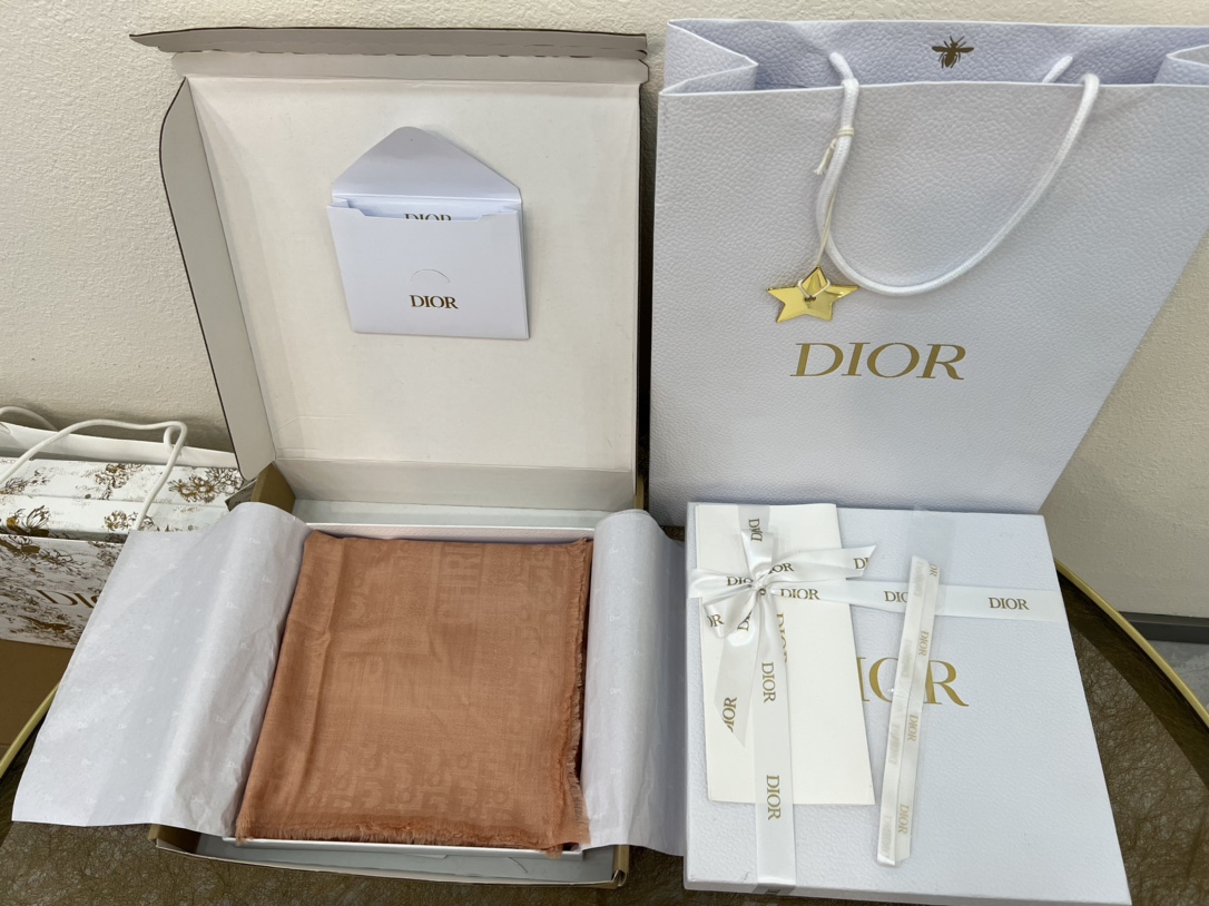 Dior迪奥软软糯糯绒毛材质羊绒方巾