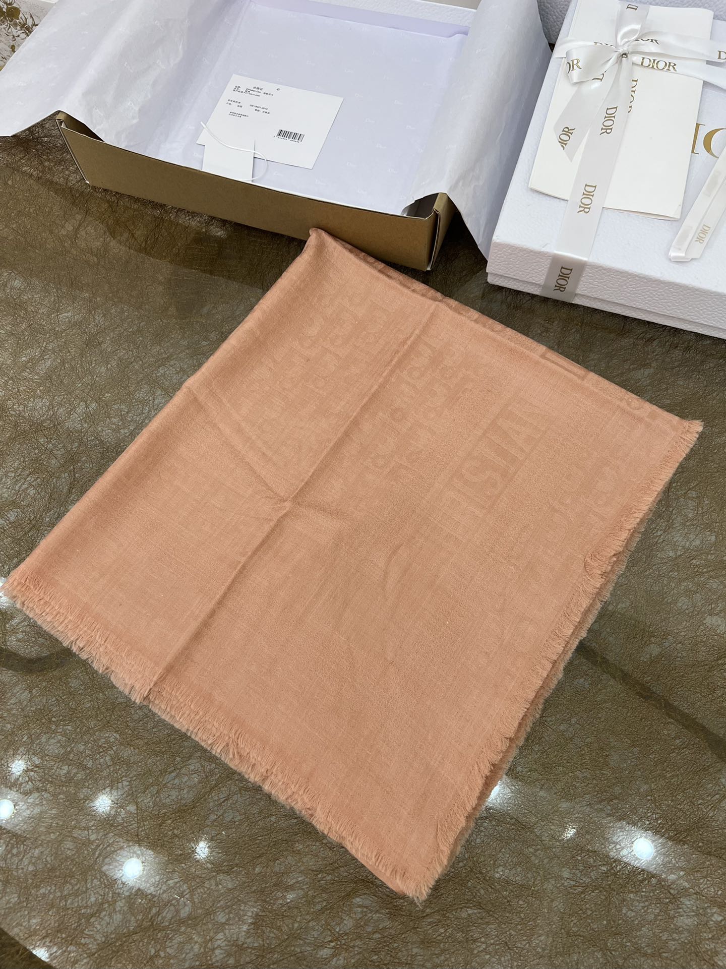 Dior迪奥软软糯糯绒毛材质羊绒方巾