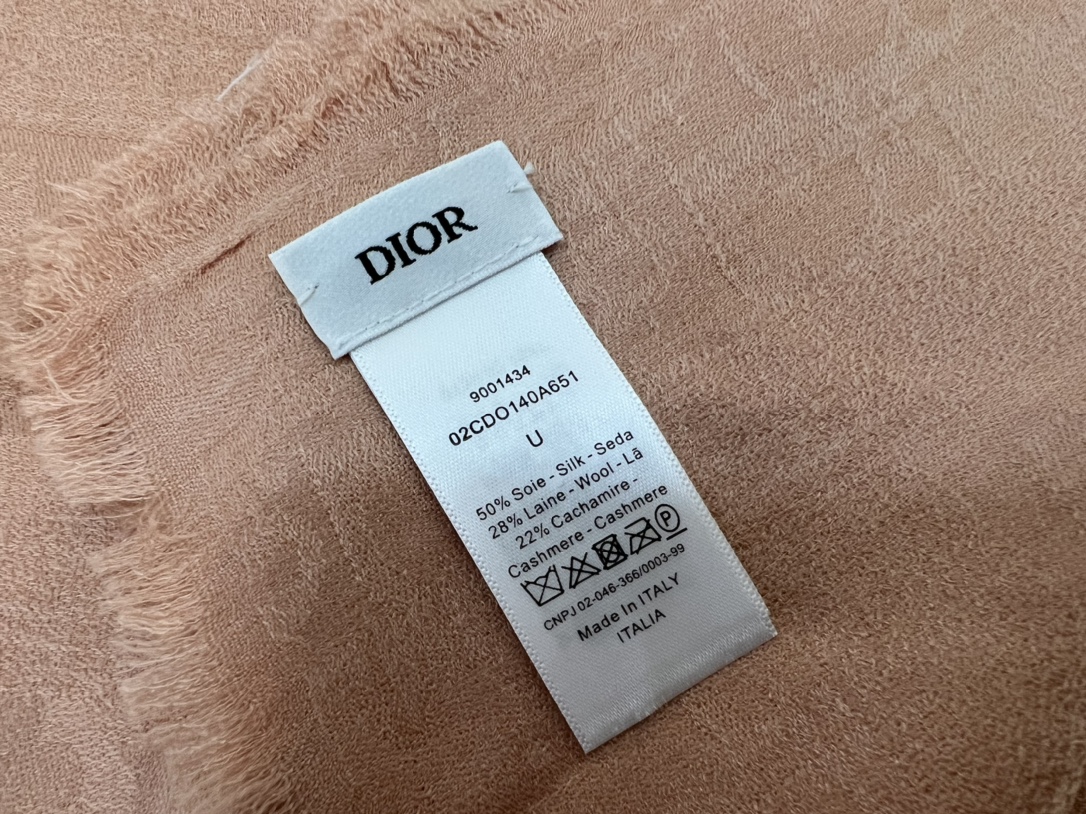 Dior迪奥软软糯糯绒毛材质羊绒方巾