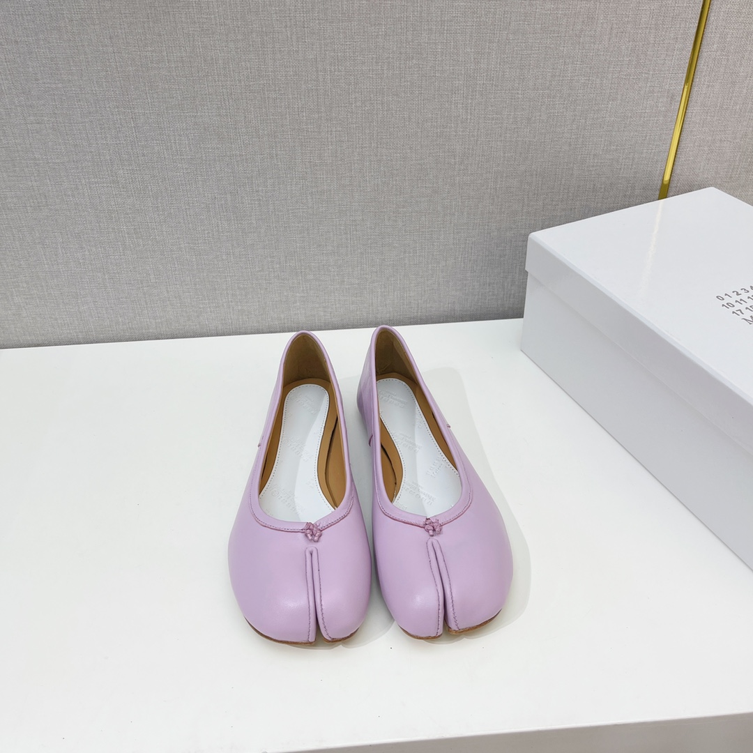 NO:694316,Upgraded version, Maison Margiela, classic style split-toe shoes. Half support. Comfortable on the foot. Original fabric material. Inner foot pad, water-dyed cowhide. Size; 35-40. (40 customized) Outsole genuine leather sole. Comes with full package, split-toe shoes, masion margiela, cowhide19860909升级版,MaisonMargiela马丁·马吉拉,金典款分趾单鞋. 半托. 上脚舒适, 面料原版材料 内里垫脚水染牛皮 码数；35-40.（40订做） 大底真皮底 配全套包装,分趾鞋,masion margiela,cowhide,Women's Shoes