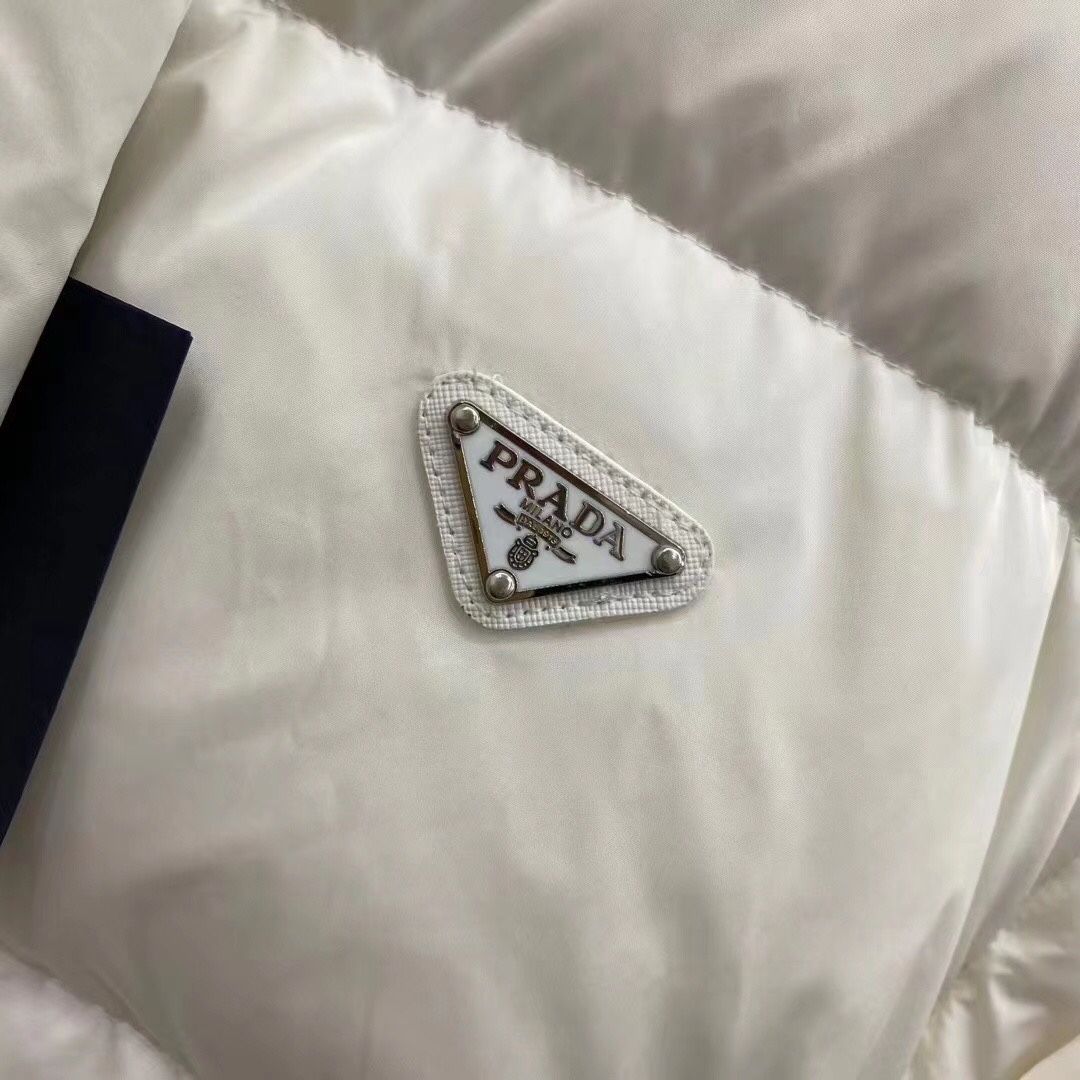 Guangzhou high-end Prada detachable sleeve down jacket. Sizes: S, M, L. Colors: black, blue, white, pink.-Big cat