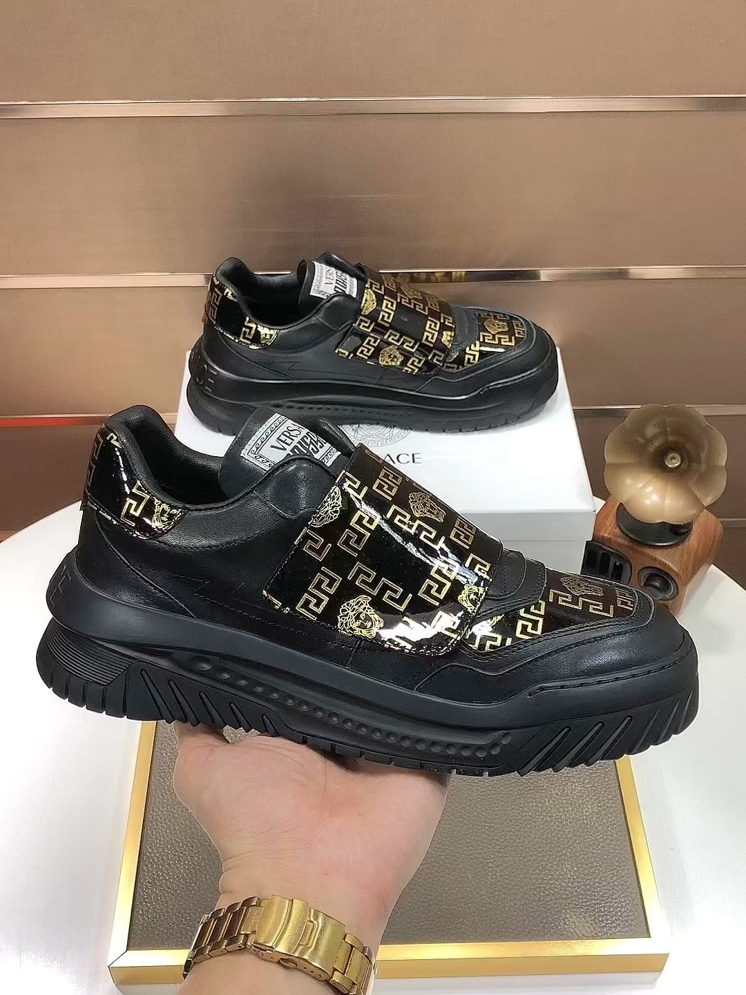 J0 VERSACE 范思哲  最精心打造,引爆全场不断创新的国际品牌 此款男士休闲鞋,头层牛皮配进口原厂布料,配搭羊皮内里+橡胶防滑大底,透气舒适以质量说话码数：38-4545定做