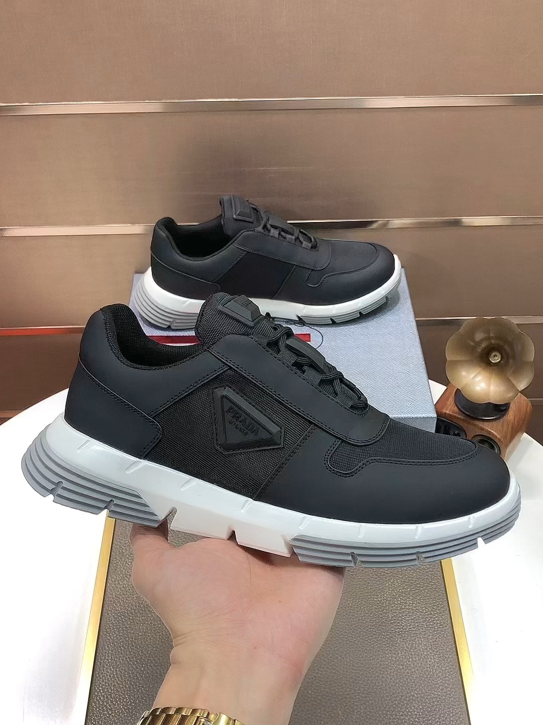 L5  Prada 普拉达 原单气垫减震厚底潮牌主推爆款,前卫百搭时尚男鞋私版开模,飞织鞋面滴胶工艺拼接1：1复刻..时尚干脆、原版进口牛皮垫脚；大气个性更潮更抢眼更追求档次,它将颠覆旧念,与您共度时尚潮人必备! 必自留 ! 高大上的舒适大低,高端品质做工.码数：38-4545定做