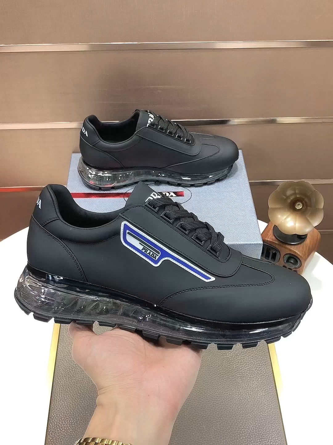 K5  Prada 普拉达 原单气垫减震厚底潮牌主推爆款,前卫百搭时尚男鞋私版开模,飞织鞋面滴胶工艺拼接1：1复刻..时尚干脆、原版进口牛皮垫脚；大气个性更潮更抢眼更追求档次,它将颠覆旧念,与您共度时尚潮人必备! 必自留 ! 高大上的舒适大低,高端品质做工.码数：38-4545定做