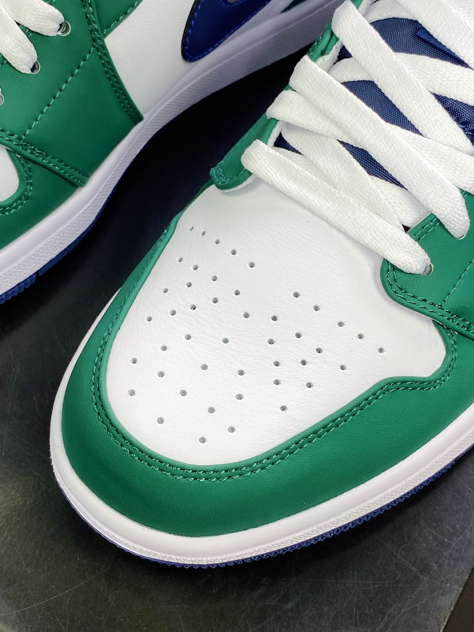 240  Air Jordan 1 Mid”Invert”AJ1乔丹一代中帮经典DZ5326-300