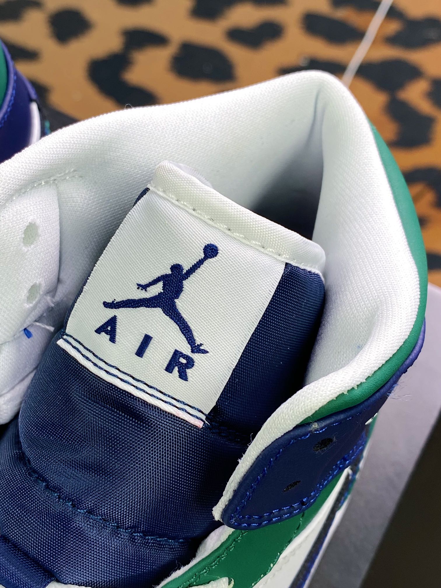 240  Air Jordan 1 Mid”Invert”AJ1乔丹一代中帮经典DZ5326-300