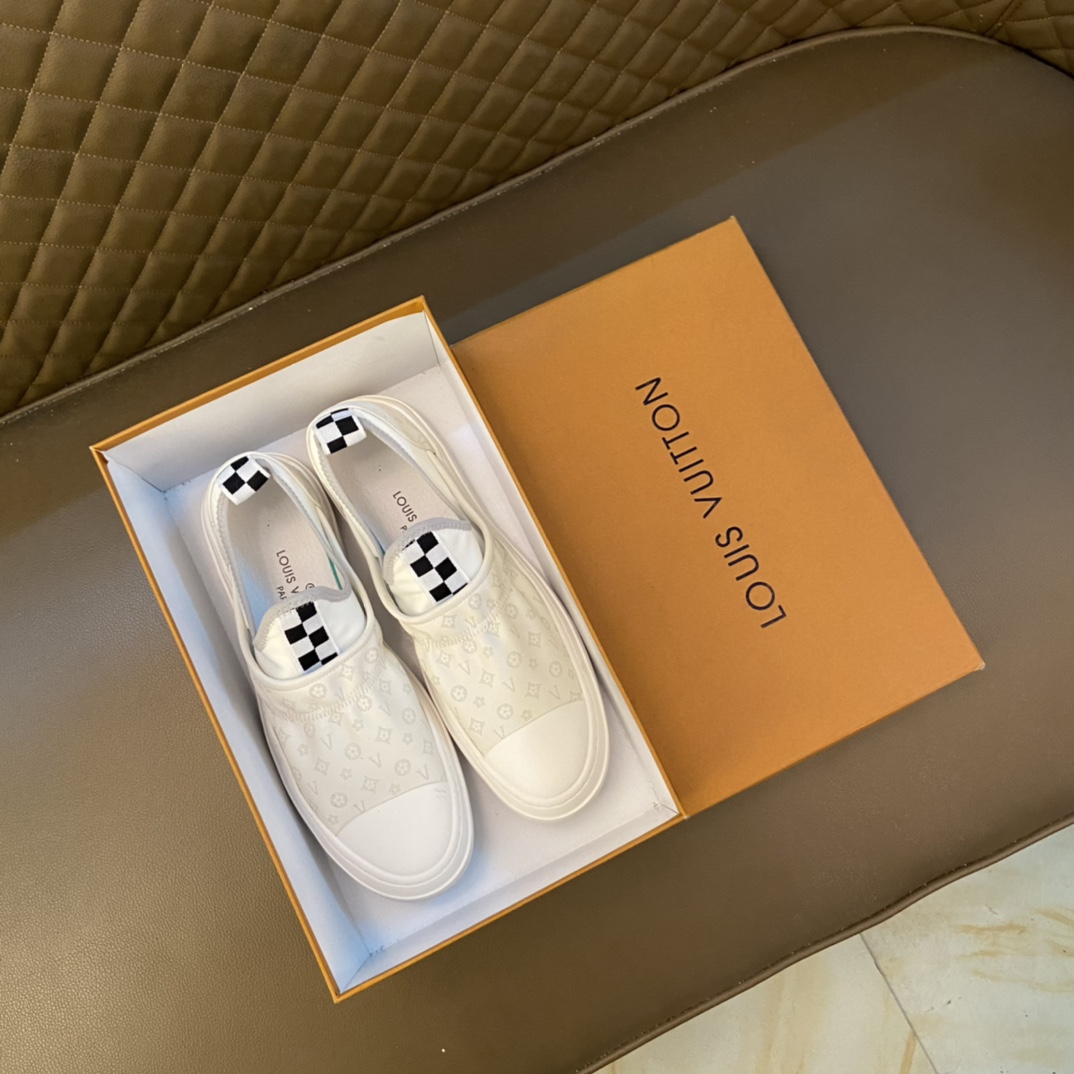 I5 LOUlS VUlTTON 路易威登～独特现休闲风.LV专柜代购休闲鞋 男士2022专柜同步发售,意大利进口品牌精选头层意大利牛皮.牛皮内里 拒绝脱色磨脚鞋底：原厂特供原版底实物更赞 适合户外司机驾车完美 男装男鞋码数：38-44 45可定做 黑白 杏色 两色 选一系列图案 潮牌