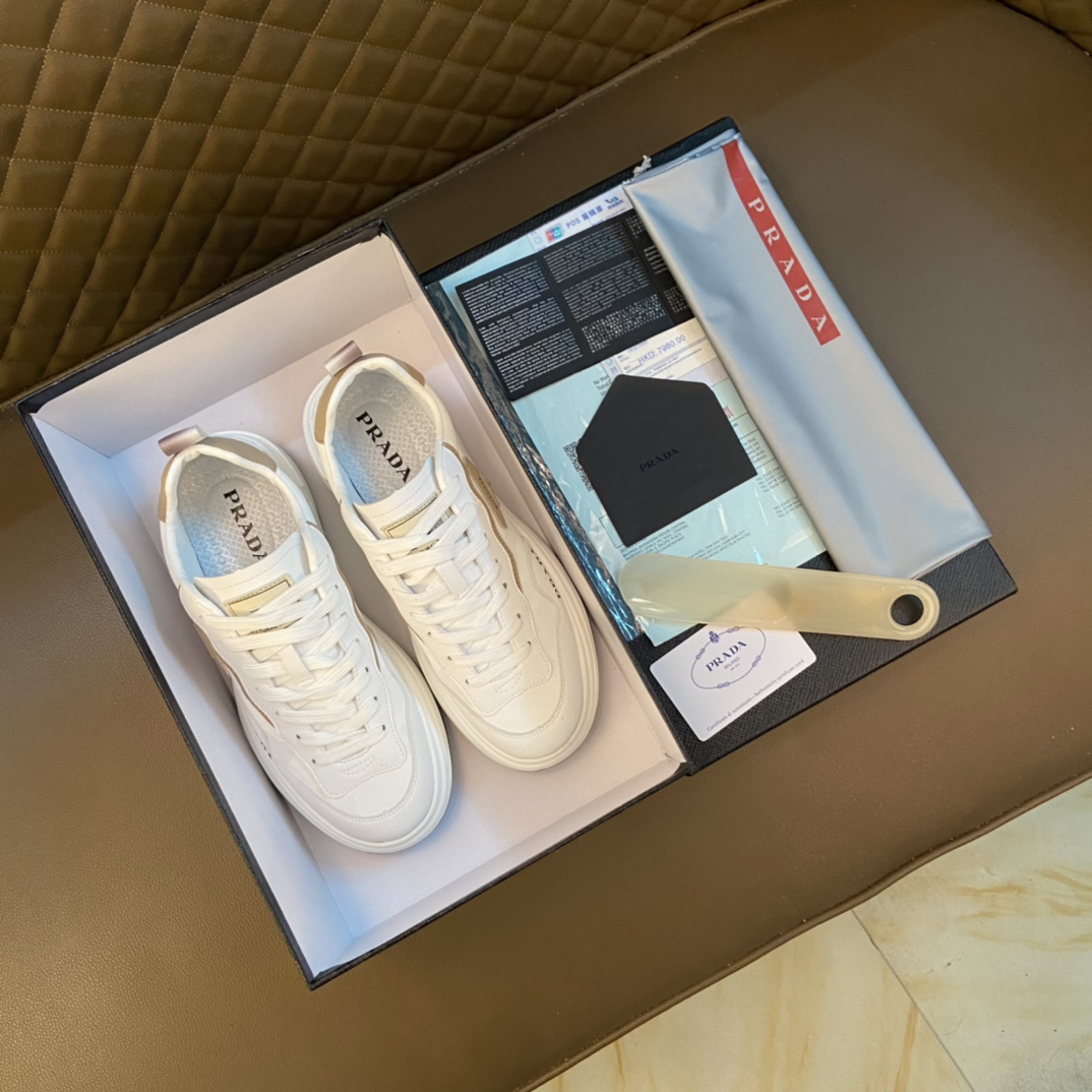 Prada 普拉达 ～独特现代风运动鞋.专柜代购休闲鞋 男士2022专柜同步发售,意大利进口原版品牌精选头柔软特殊材质. 拒绝脱色磨脚鞋底：原厂特供原版底, 超酷 法国懒人风格设计 懒人套脚套脚 原单品质 超舒服原版底 . 适合户外司机驾车完美 ,男鞋码数：38-44 45码可定做 白色 选
