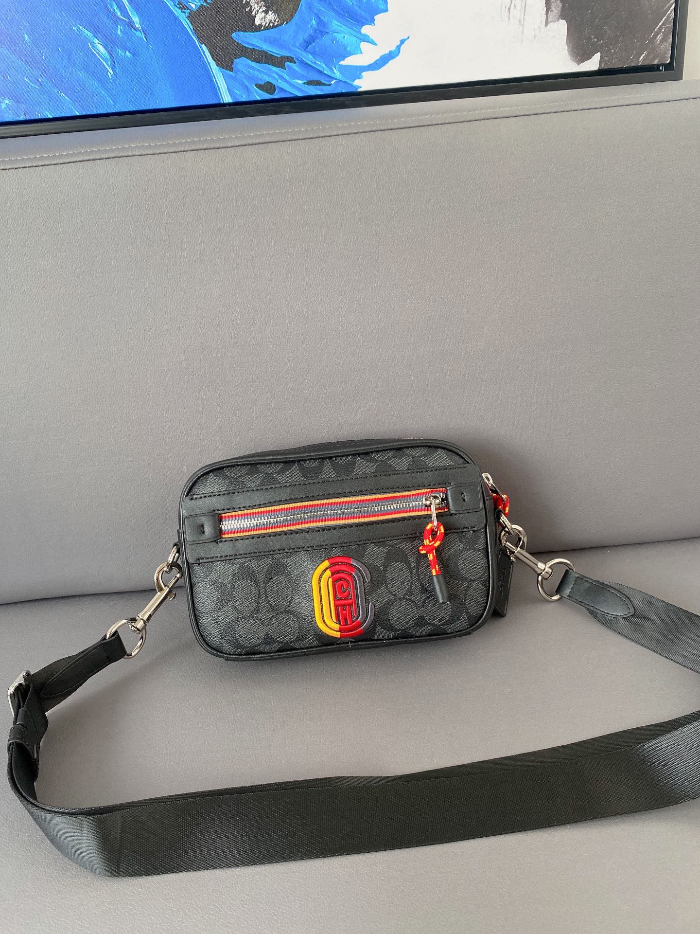 J5  Coach 蔻驰   相机包 Academy单肩包 男士斜挎包 经典Logo搭配原厂工艺材质 休闲百搭斜挎包 采用精湛镶嵌细工，实物拍摄 原厂原版面料 配送小票礼盒 防尘袋 22 x 15 cm。