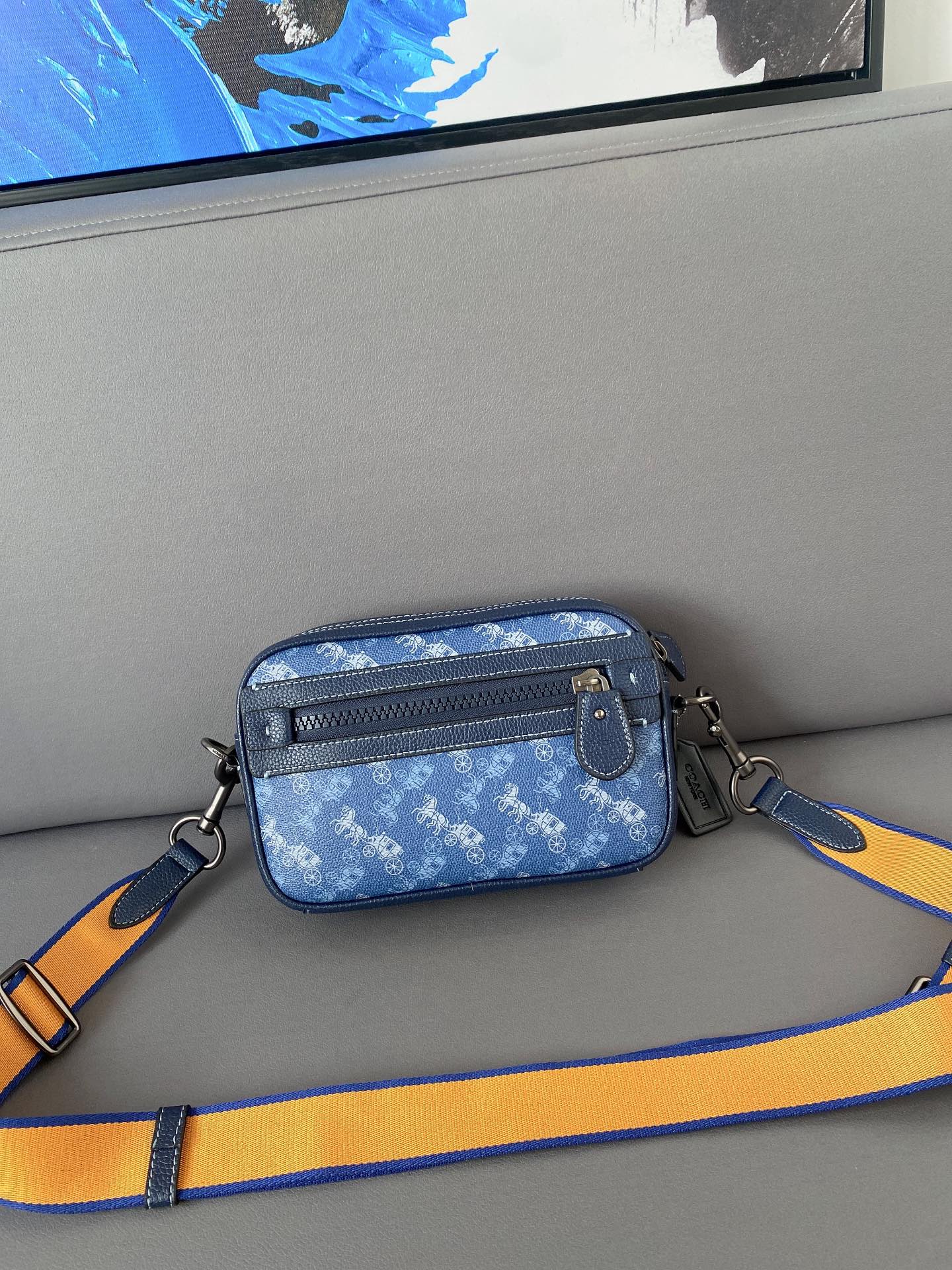 J0  Coach 蔻驰   马车印花相机包 Academy单肩包 男士斜挎包 经典Logo搭配原厂工艺材质 休闲百搭斜挎包 采用精湛镶嵌细工，实物拍摄 原厂原版面料 配送小票 防尘袋 礼盒 22 x 15 cm。