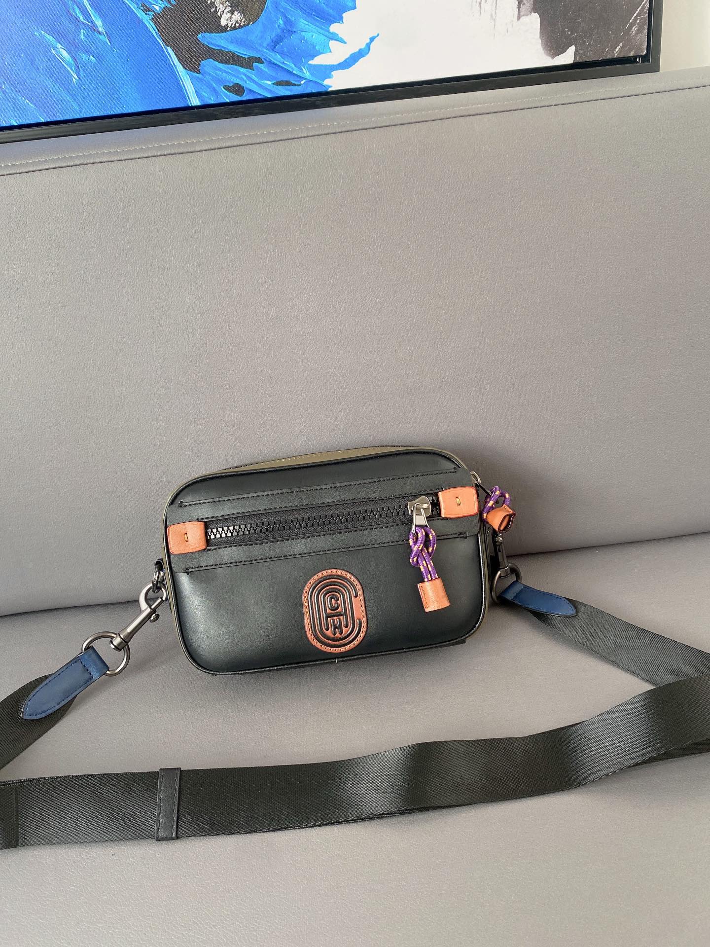 J0  Coach 蔻驰   相机包 Academy单肩包 男士斜挎包 经典Logo搭配原厂工艺材质 休闲百搭斜挎包 采用精湛镶嵌细工，实物拍摄 原厂原版面料 配送小票礼盒 防尘袋 22 x 15 cm。