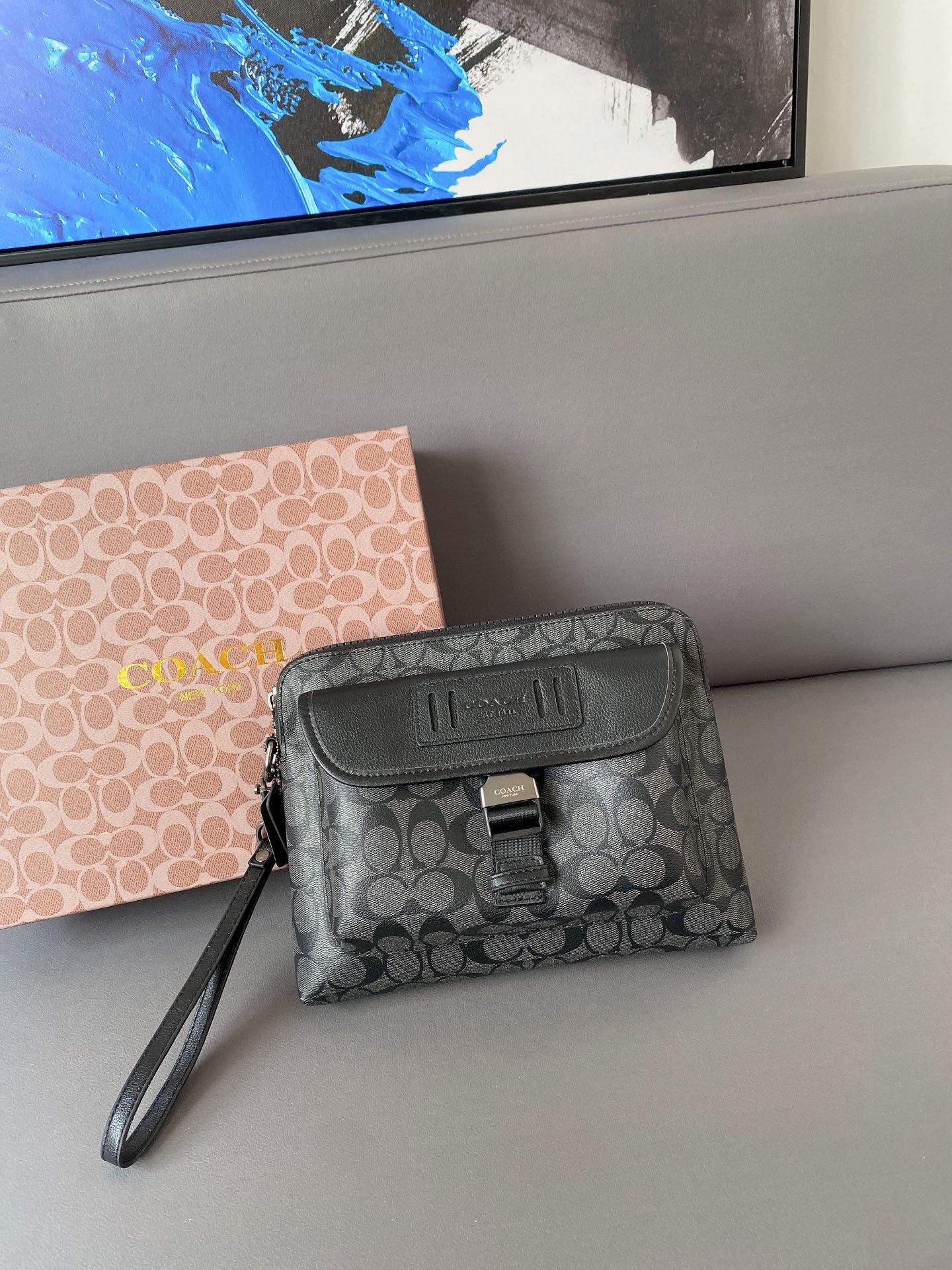 J5  Coach 蔻驰   Ranger手拿包 夹包 经典Logo搭配原厂工艺材质 休闲百搭 采用精湛镶嵌细工，实物拍摄 原厂原版面料 配送小票 防尘袋 礼盒 27 x 20 cm。