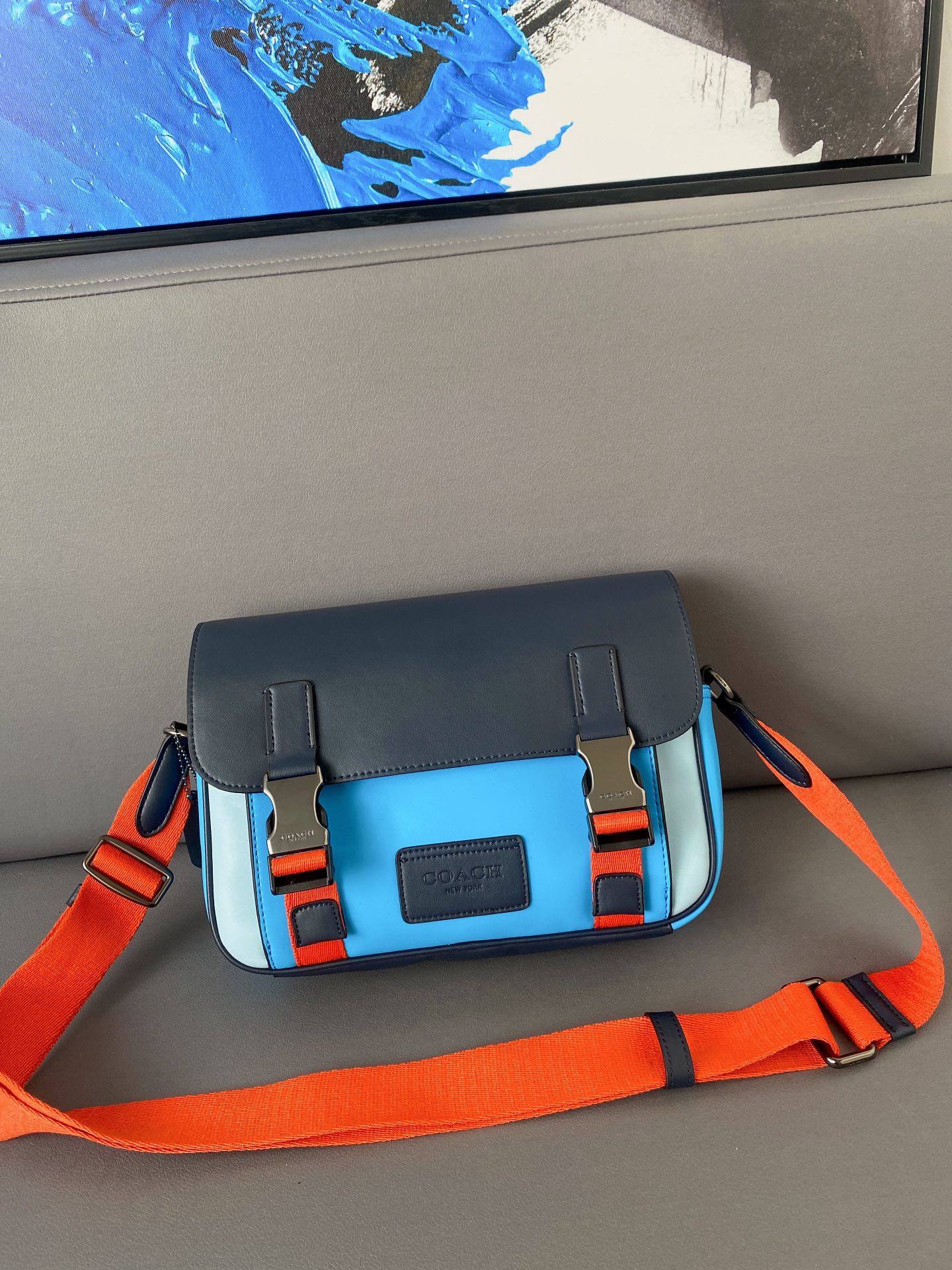 K5  Coach 蔻驰   Track撞色翻盖邮差包 斜挎包 男女通用单肩包 经典百搭 采用精湛镶嵌细工，实物拍摄 原厂原版面料 配送小票礼盒 20 x 27 cm。