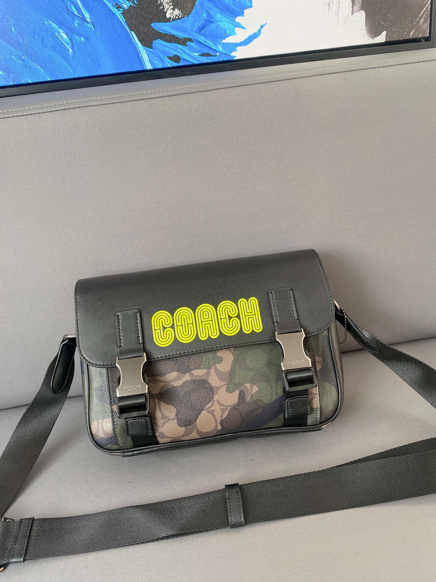 L0  Coach 蔻驰   Track迷彩翻盖邮差包 斜挎包 男女通用单肩包 经典百搭 采用精湛镶嵌细工，实物拍摄 原厂原版面料 配送小票礼盒 20 x 27 cm。