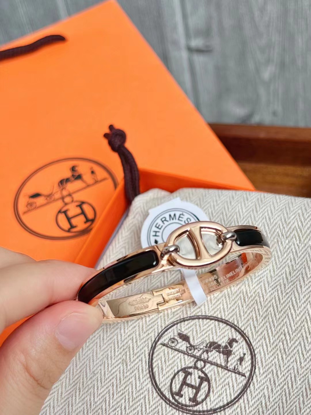 NO:101676,The new love of p148 Mas bracelet is here, and the new bracelet for this year's autumn and winter is amazing. I love it is a classic style of Mas - Pig Nose, paired with colorful enamel!  This one looks more delicate and charming. You are so moved. Sizes 17 inches, 19 inches, Hermes bracelets, hermes, bracelet19860909p148新爱款马仕手镯来了,今年的秋款冬新出手的镯也太赞了.又爱是马仕的典经款—猪鼻子 搭五配颜六的色珐琅！ 个感人觉这款鼻猪子的看来起更精致皮俏了一点 你,心了动嘛 尺寸17寸、19寸,爱马仕手镯,hermes,bracelet,Jewelry