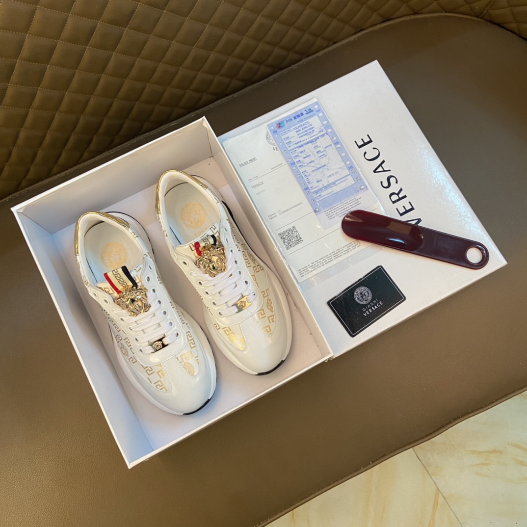 I5   Versace 范思哲 ～独领风骚2022经典低帮懒人款,原版瓦莎琪荔牛皮制作鞋 鞋后跟霸气LOGO更是重金精心打造 材料：进口头层小牛皮,原版内里 欧美大师独特版面设计 完美打造专柜品质,懒人套脚设计 耐磨仿滑原版大底 运动跑步风设计 上脚独特的美,  Versace 范思哲 原版鞋面复刻 英伦范儿 适合司机驾车外出 绝对的焦点 高端 优雅.男鞋码数38-44 45 黑色 白色 选