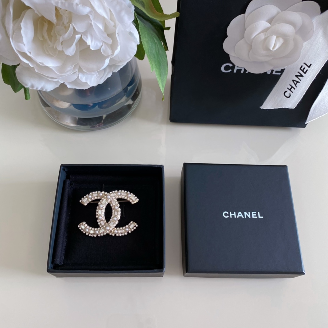 NO:720328,88200, ZP, large quantity, please consult customer Fu [Fragrance 22k Double C baguette diamond brooch] [Wow] The first batch of spot, first come first served, super invincible explosive diamond cabinet is sold out immediately, you can’t grab it, the rhythm is huge, the beautiful classic double C element rectangular Swarovski crystal, surrounded by round Swarovski crystal embellishment, super heavy industry luxury, flash high-end feeling, absolutely fall in love at first sight!  Elegant and fashionable at the same time, the absolute classic necklace and earrings are also purchased from ZP Development. A set must be included, necklace, brooch, breastpin, Cartier high-end jewelry1986090988200,ZP ,量大咨询客Fu【香 22k双c长方钻胸针】[哇]首批现货,先买先得超级无敌爆款钻柜上架立马售空,抢都抢不到的节奏巨巨巨好看经典的双c元素长方形施华洛水晶,周围圆形施华洛水晶点缀,超级重工奢华,闪爆高级感满满绝对一眼爱上！优雅时尚同时具备,绝对的经典同款项链,耳钉也同步购入ZP开发中,必须一套入,,necklace,brooch，breastpin,卡迪亚高端饰品,Jewelry