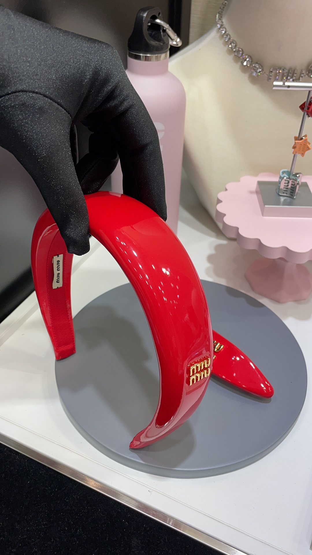 NO:632188,88270, ready stock and a must-have in seconds. The new red patent leather headband with golden letters. Super bright red that shows whiteness and complexion. So exquisite. Wearing it makes you look like a wealthy lady. A must-have high-ceiling artifact for daily matching. Super flattering, small Z version customization. Same patent leather material. Earn money when you buy it, Cardia high-end jewelry1986090988270,现货秒发必备 新款金色字母红色漆皮发箍 超级显白显气色的亮红色 太精致啦 戴上就是千金大小姐的气质 人手必备高颅顶神器 日常搭配超显脸小 z版定制 一致漆皮材质 买到赚到,,卡迪亚高端饰品,Jewelry