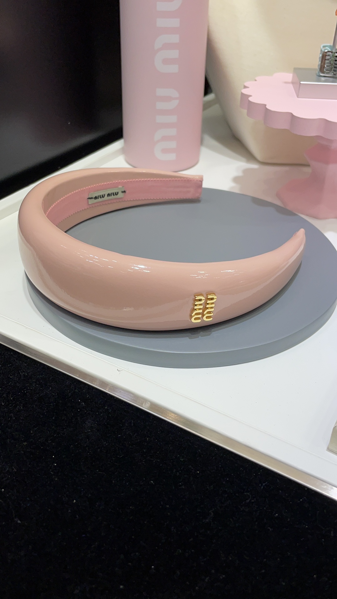 NO:632197,Arrive today. New style light pink patent leather headband with golden letters. Just the right tender pink color. Romantic and gentle. Wearing it will make you look like a wealthy lady. A must-have high-ceiling artifact for daily matching. Super flattering and small Z-version customization. Same patent leather material. Buy and earn 88270, Cardia high-end jewelry.19860909今日到货 新款金色字母浅粉色漆皮发箍 恰到好处的嫩粉色 浪漫又温柔 戴上就是千金大小姐的气质 人手必备高颅顶神器 日常搭配超显脸小 z版定制 一致漆皮材质 买到赚到,88270,,卡迪亚高端饰品,Jewelry