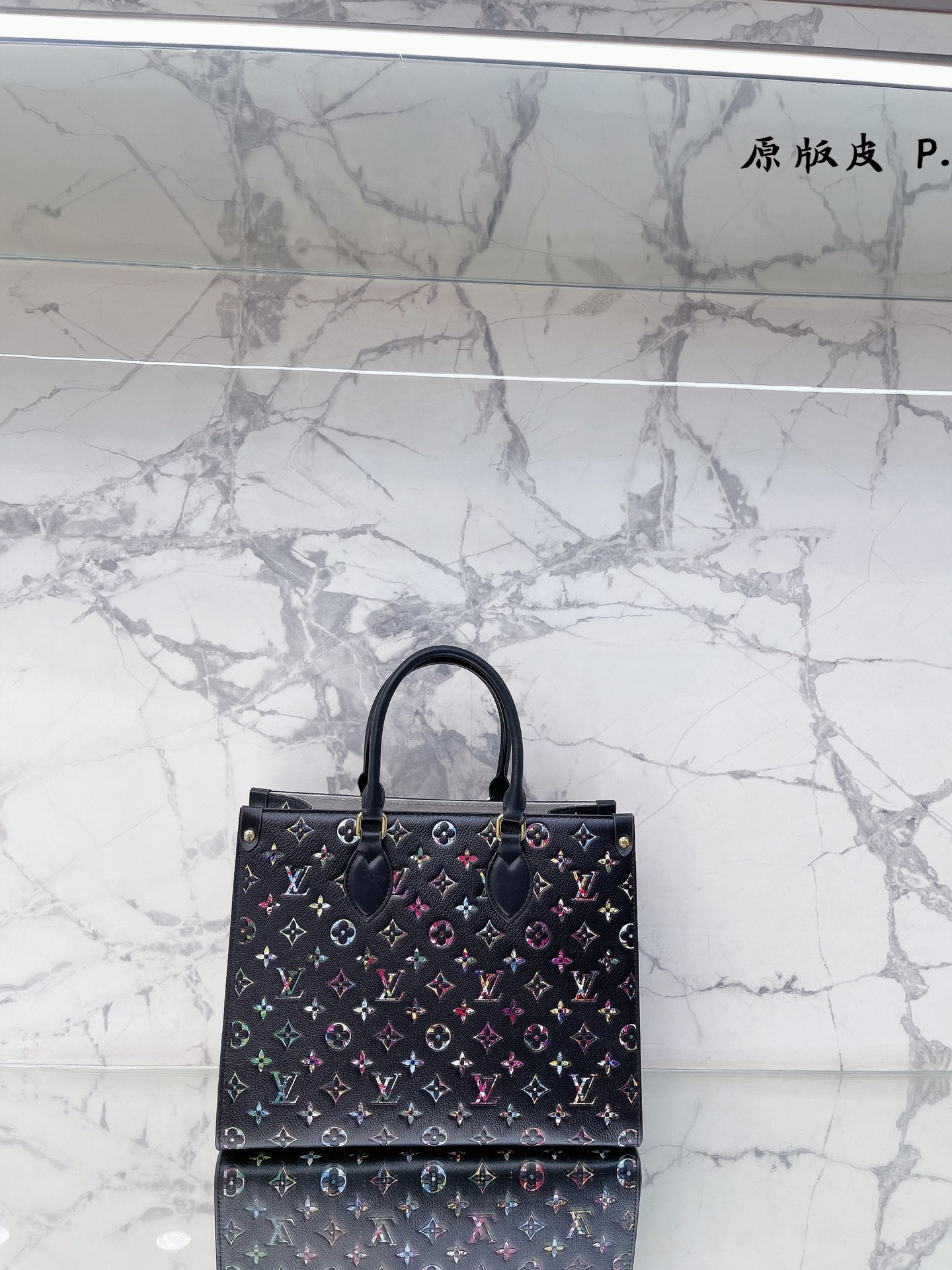 L5 高版本牛皮 高品质 Louis Vuitton 路易威登 LV  托特包 性价比之王这是一款超赞的包型，灵感来自于恶搞 Louis Vuitton 路易威登 LV 的街头品牌，曾经的曾经，Louis Vll litton永远不会走下神坛，1:1品质 非常值得入的一季，超大购物袋，不容易变形 而且大Logo的设计超级好看。除了手拎以外，还非常贴心的加了中长的肩挎的肩带，可以说是非常赞了，对花品质 秒杀市场一切低端货 上身真的很有气质尺寸35 28cm