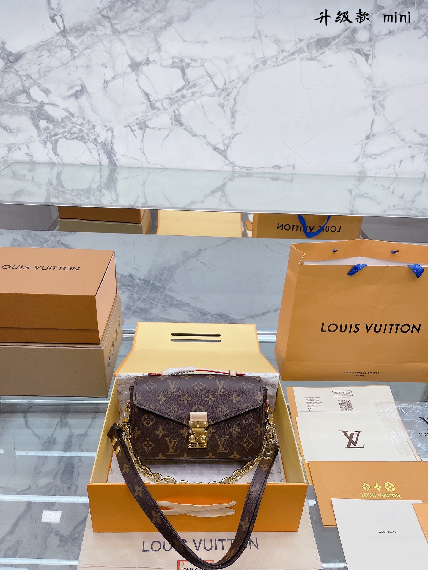 L0 升级款 牛皮 邮差包  Louis Vuitton 路易威登 LV 邮差包老花手提单肩斜挎包，优雅低调的外形设计和宽敞的包身更加入了实用性， Louis Vuitton 路易威登 LV 闪亮的纯钢金色五金配件- 可调节肩带，配有树糕皮的肩垫，拉链闭合 超细纤维内衬 尺寸 21 12cm 配折叠礼盒