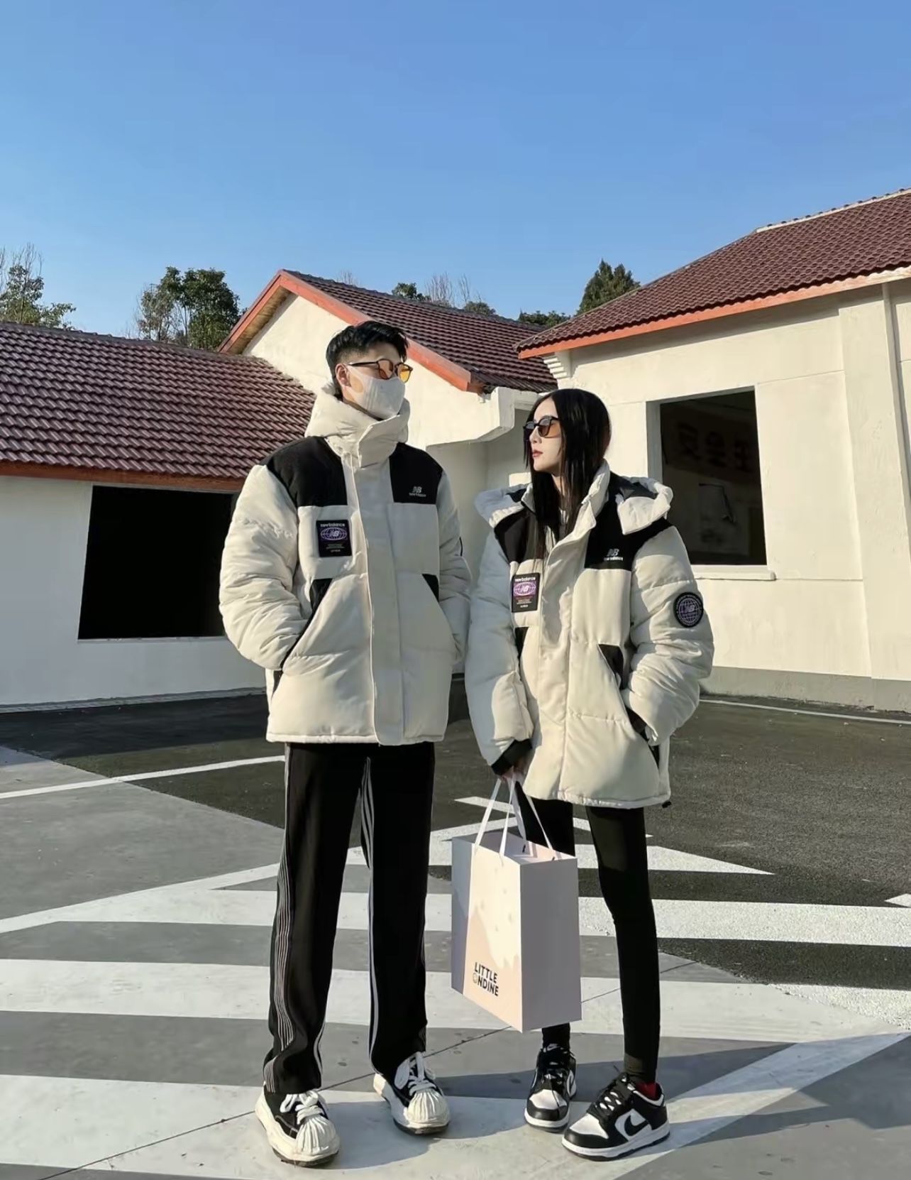 跟男朋友一起穿NB徽章呀~
今年好看的羽绒服真的太多了 NB真的是位出道啊
而且一定要选大一点点才好看!上身一点都不臃肿诶
对我这种圆身型的人来讲太友好啦!还有黑色的，让男朋友一起穿