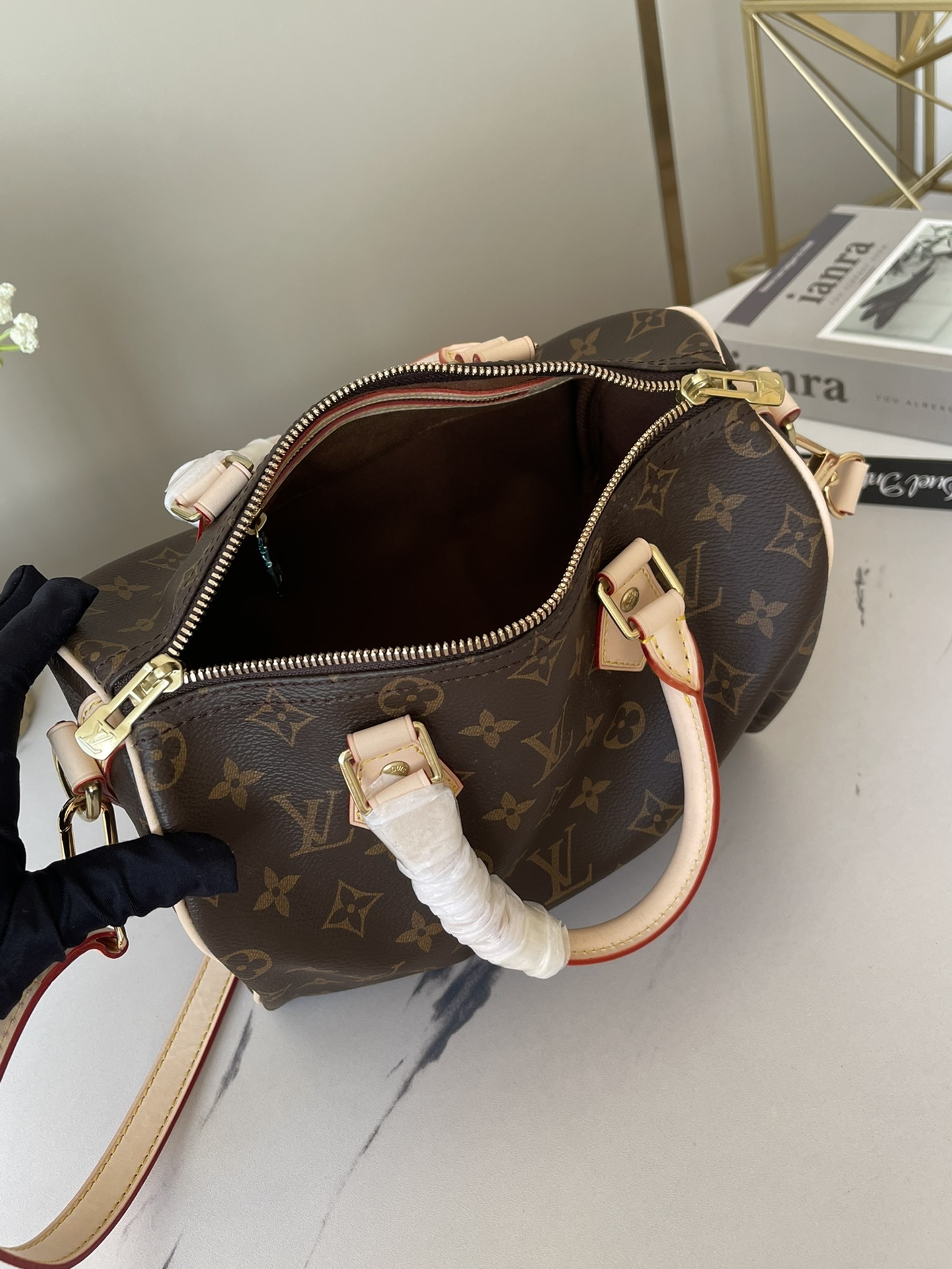 顶级原单独家实拍M41113Speedy25手袋是一款理想的都市手袋标志性的造型与经典的Monogram