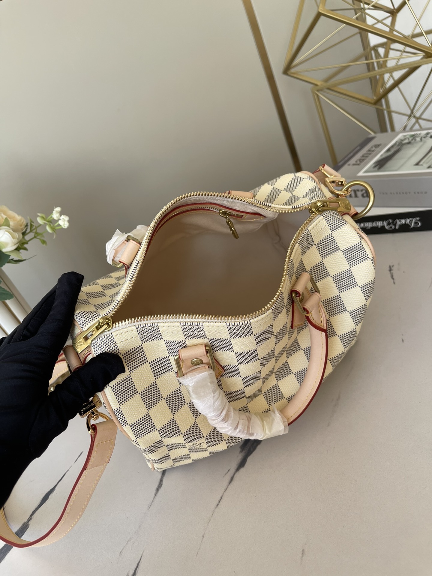顶级原单独家实拍M41113白格Speedy25手袋是一款理想的都市手袋标志性的造型与经典的Monogr