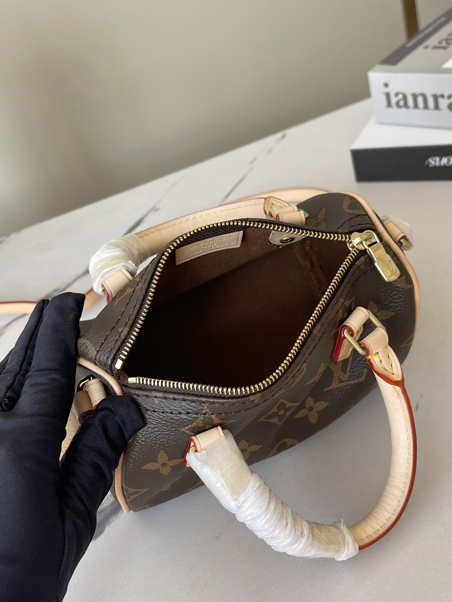 顶级原单独家实拍M61252迷你枕头包NANOSPEEDY手袋以经典的Monogram帆布制成的Nano