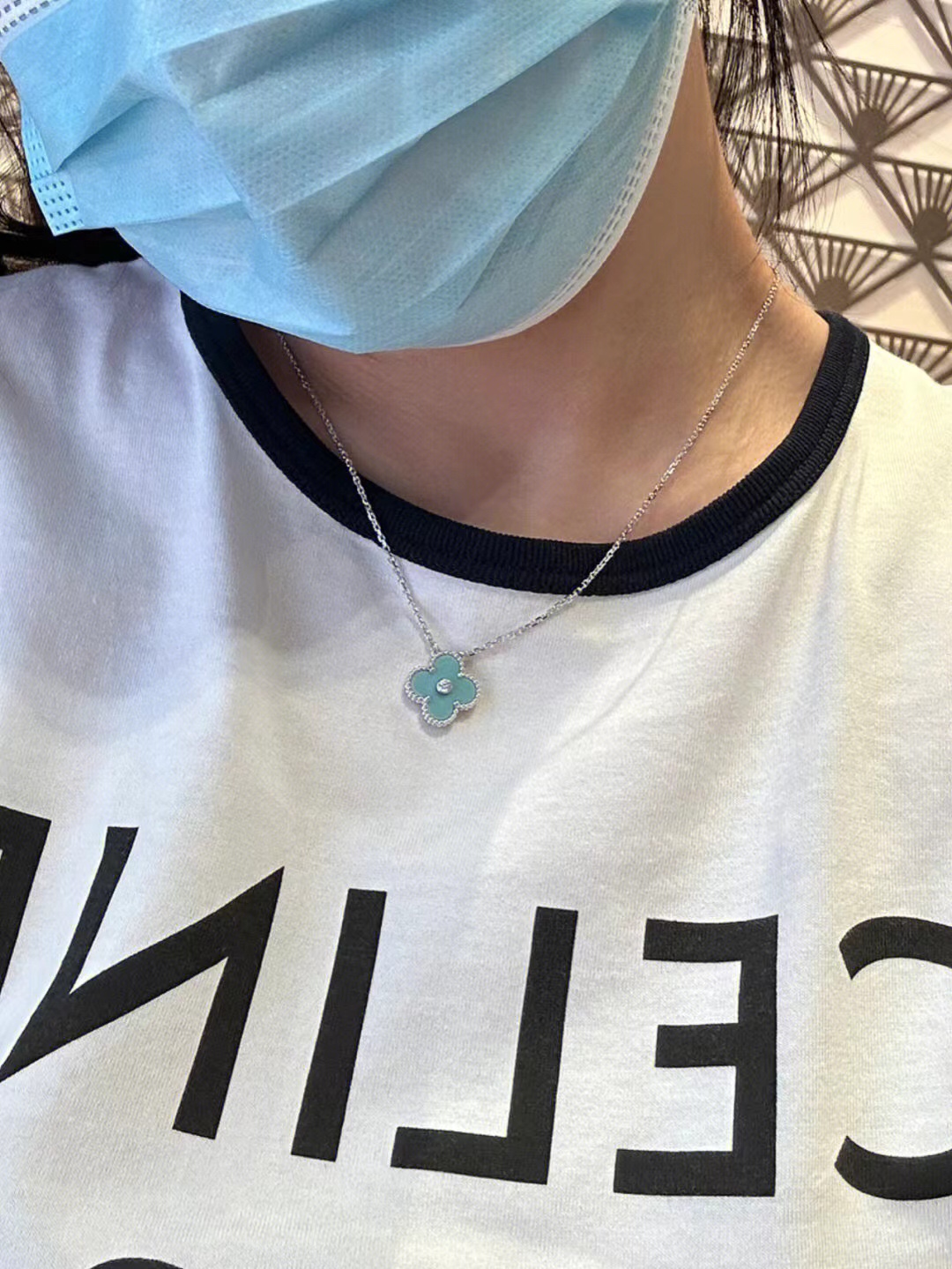 Van Cleef & Arpels vca2022圣诞限定款v金材质
