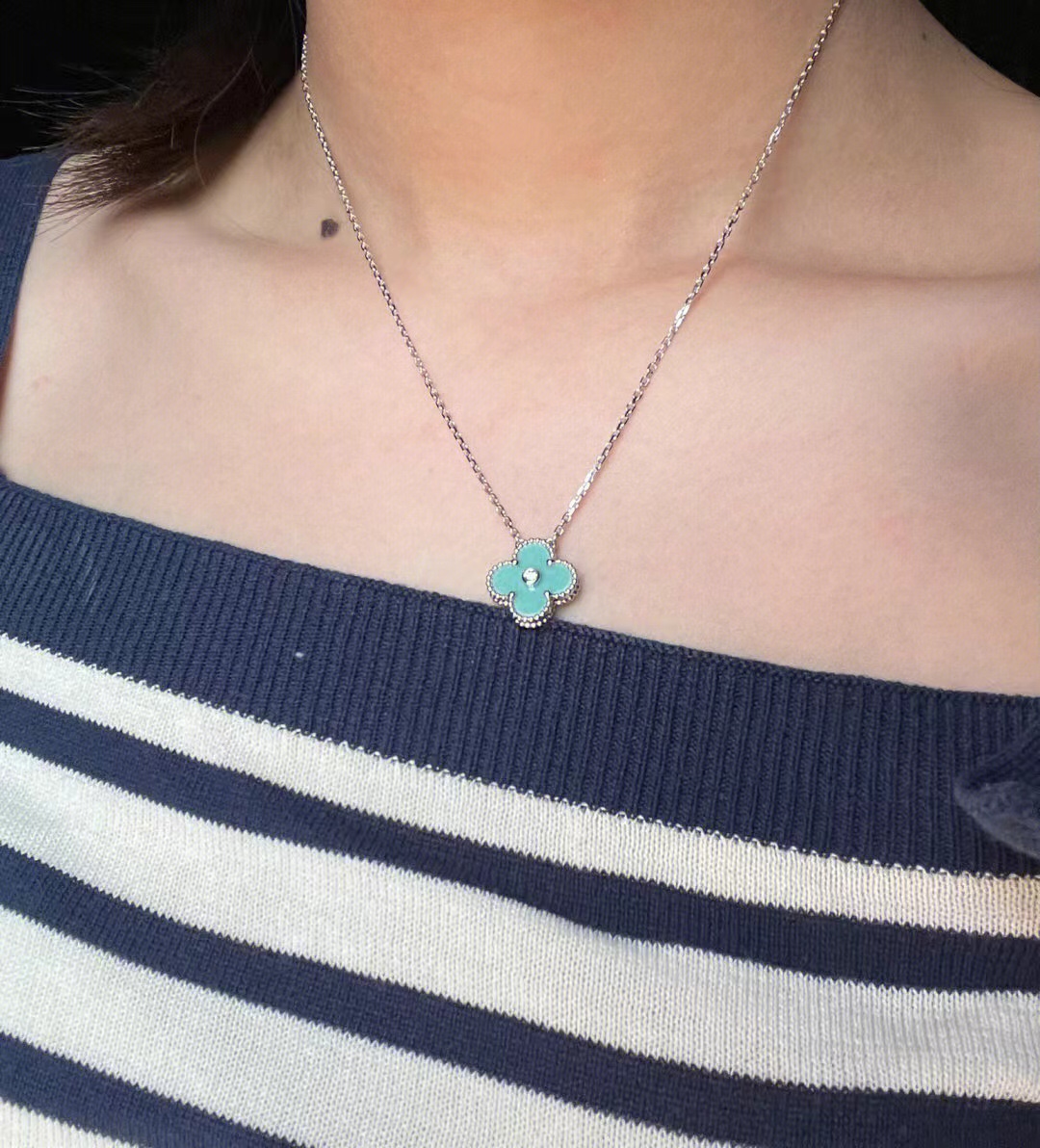Van Cleef & Arpels vca2022圣诞限定款v金材质