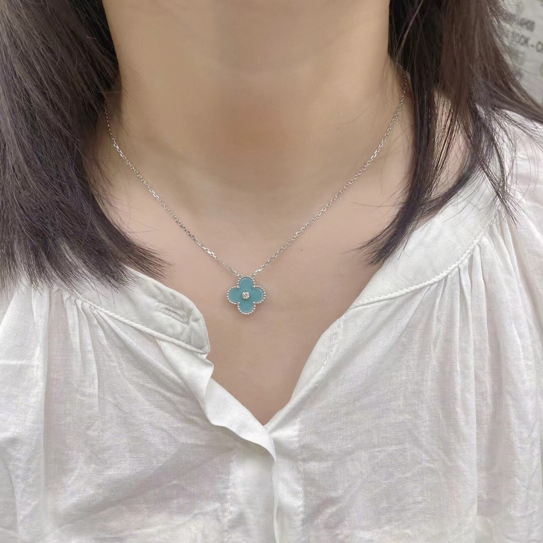 Van Cleef & Arpels vca2022圣诞限定款v金材质