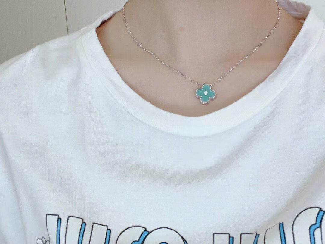 Van Cleef & Arpels vca2022圣诞限定款v金材质