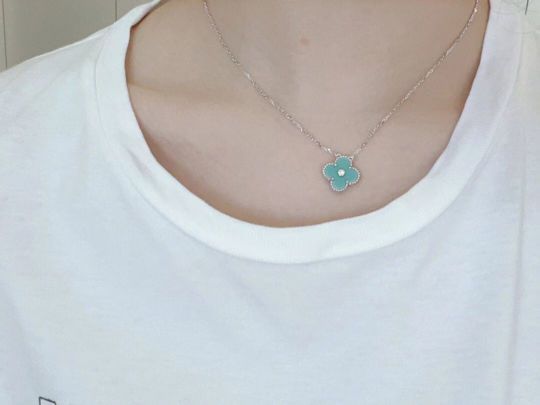 Van Cleef & Arpels vca2022圣诞限定款v金材质