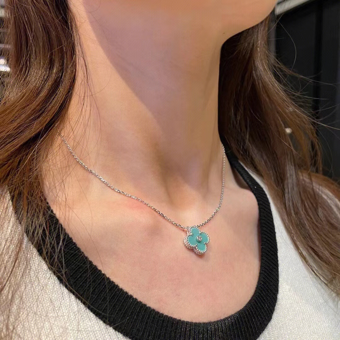 Van Cleef & Arpels vca2022圣诞限定款v金材质