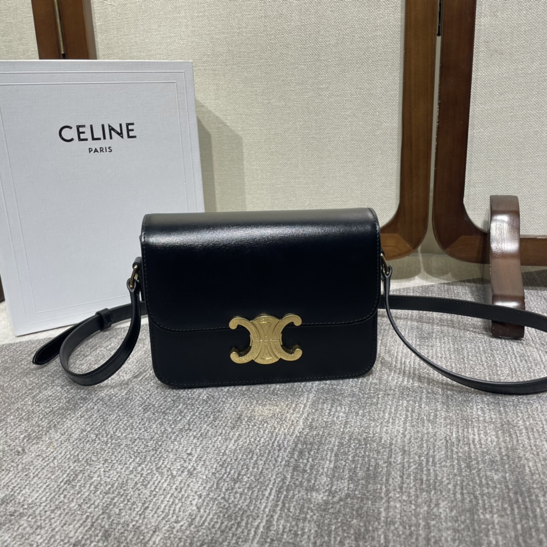 NO:207179,【TEEN TRIOMPHE BAG】Black classic and tasteful work is not very good when it was first released, but after the precipitation of time, everyone cannot escape the true fragrance law. It is about this TEEN TRIOMPHE Arc de Triomphe from C home!  The most iconic logo in the new era of C family, the double C Arc de Triomphe buckle!  The entire bag is embellished with Arc de Triomphe buckle, the bag body uses imported cowhide texture with thin hand rubbing texture, and the inner part is made of a leather design. There is no need to consider the capacity issue, it is enough!  The shoulder straps can be adjusted in length to meet the various usage needs of babies!  It's a perfect one, hurry up and get it!  Size 18.5*14*5cm; Model 188423, Celine, Celine, Celine, Chanel, Cowhide19860909【TEEN TRIOMPHE BAG】黑色 经典有品味的作品就是刚出的时候觉得不咋地,但是经过时间的沉淀,让众人都逃不过真香法则,说的就是这款C家的TEEN TRIOMPHE 凯旋门！开创了C家新时代最具标志性的LOGO,双C凯旋门扣！整个包以凯旋门扣作为点缀,包身采用细手搓纹纹理的进口牛皮,内里采用羊隔做皮层设计,容量问题不用考虑,够够的！肩带可调节长短,满足宝宝们各种使用需求！堪称完美的一款,赶紧收入囊中吧！尺寸18.5*14*5cm；型号188423,赛琳celine,celine,celine,chanel,cowhide,Bag
