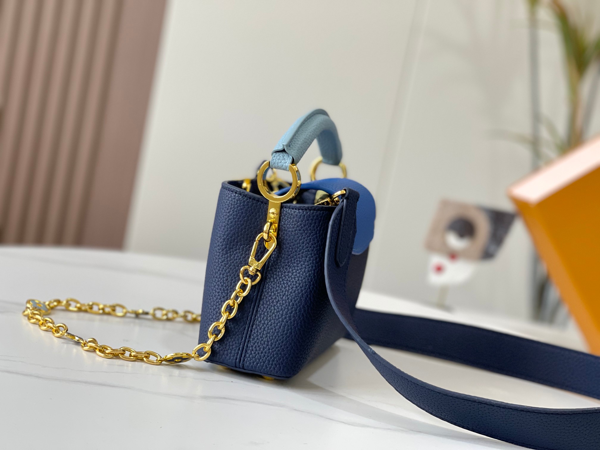 升级版  M20845宝蓝色花卉三拼
本款 Cap-ucines 迷你手袋展现柔婉之美：Taurillo