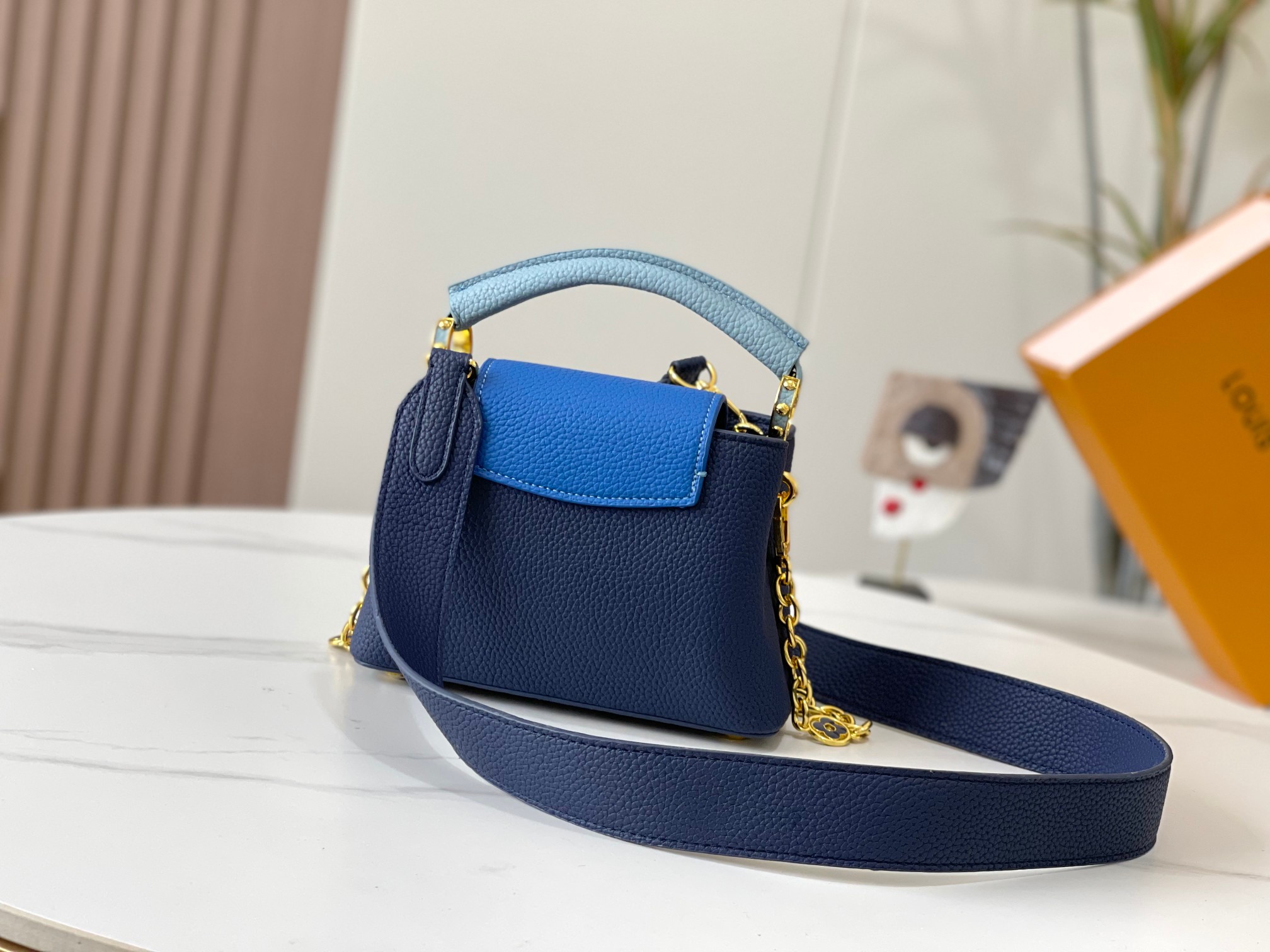 升级版  M20845宝蓝色花卉三拼
本款 Cap-ucines 迷你手袋展现柔婉之美：Taurillo