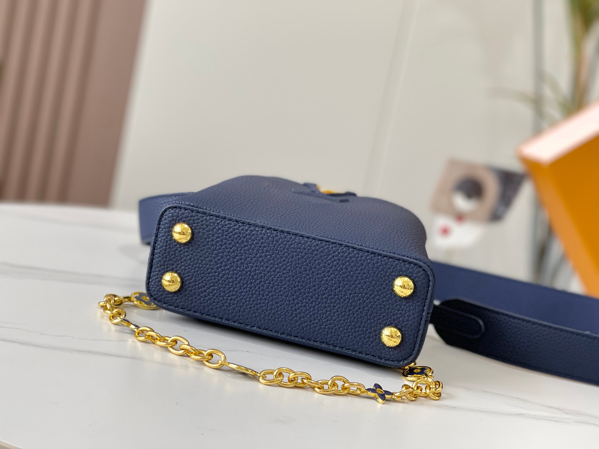 升级版  M20845宝蓝色花卉三拼
本款 Cap-ucines 迷你手袋展现柔婉之美：Taurillo