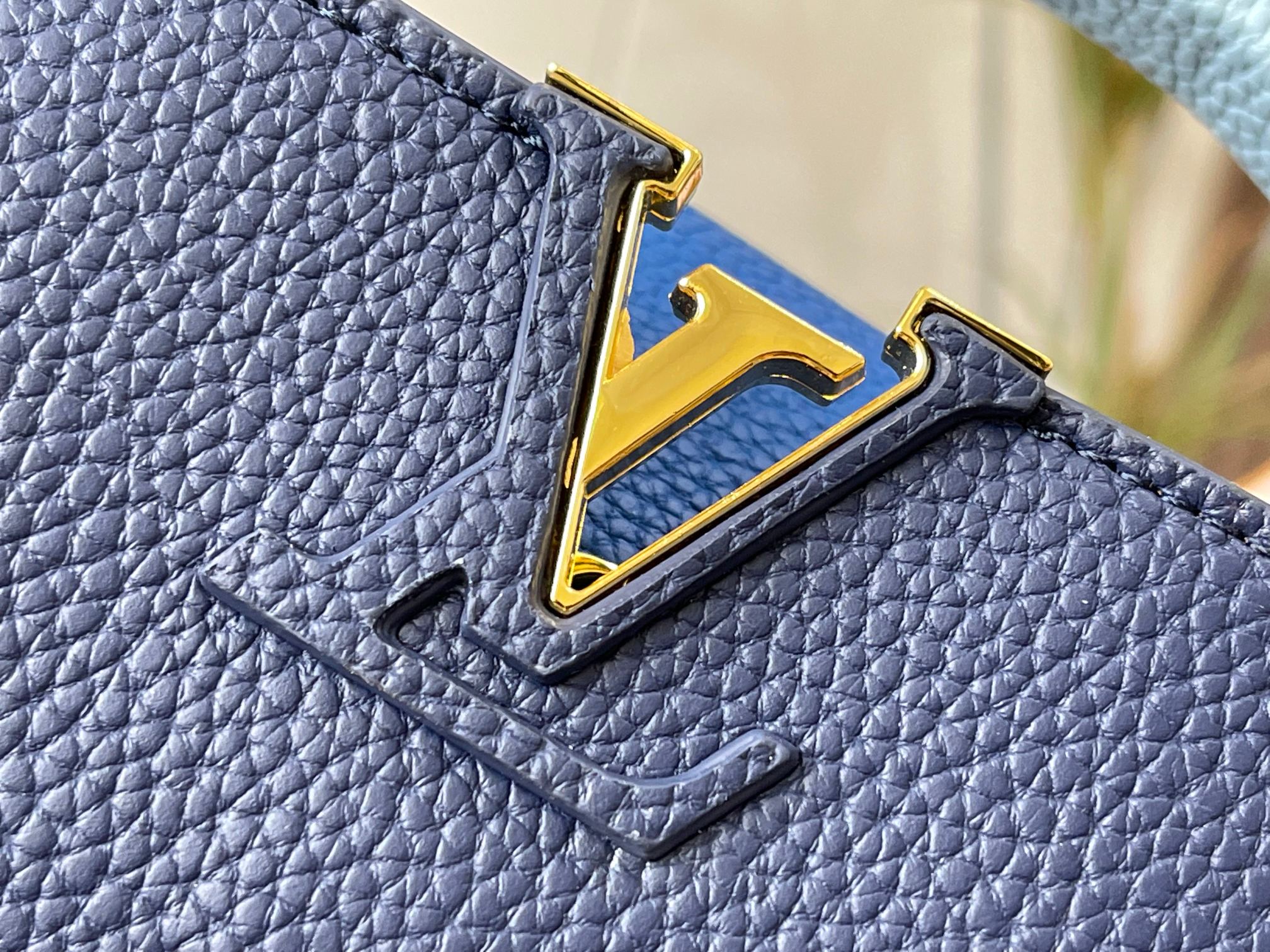 升级版  M20845宝蓝色花卉三拼
本款 Cap-ucines 迷你手袋展现柔婉之美：Taurillo