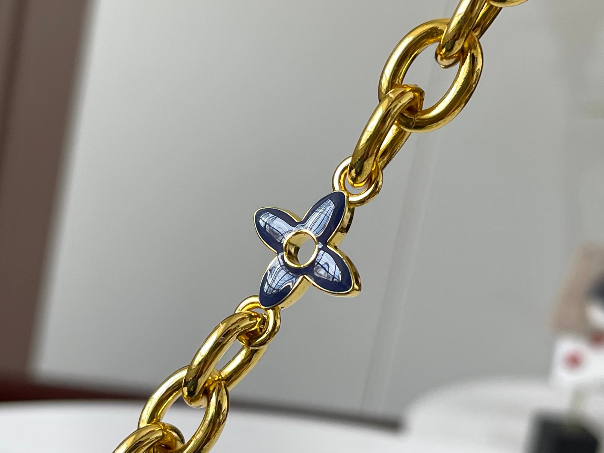 升级版  M20845宝蓝色花卉三拼
本款 Cap-ucines 迷你手袋展现柔婉之美：Taurillo