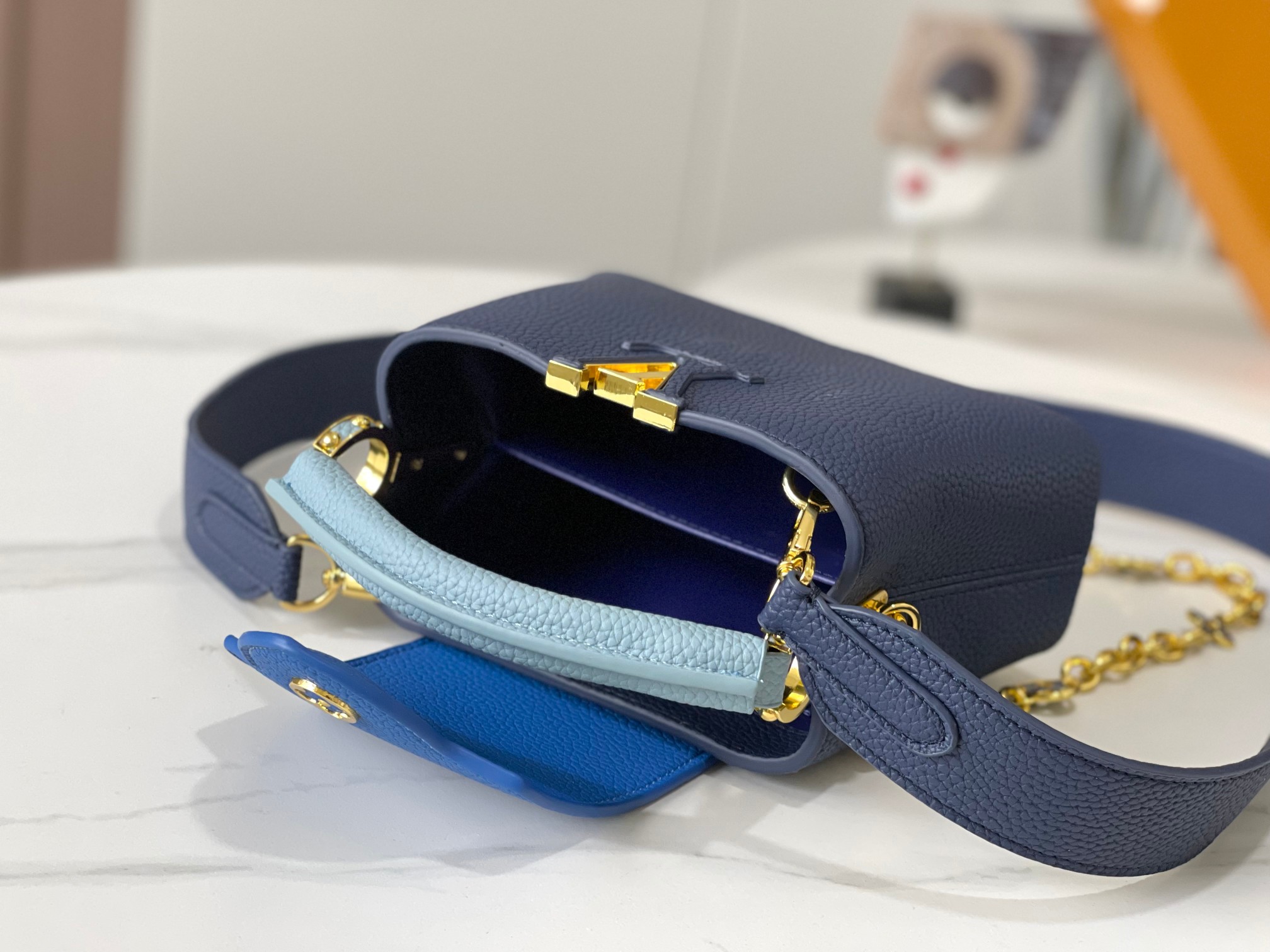 升级版  M20845宝蓝色花卉三拼
本款 Cap-ucines 迷你手袋展现柔婉之美：Taurillo