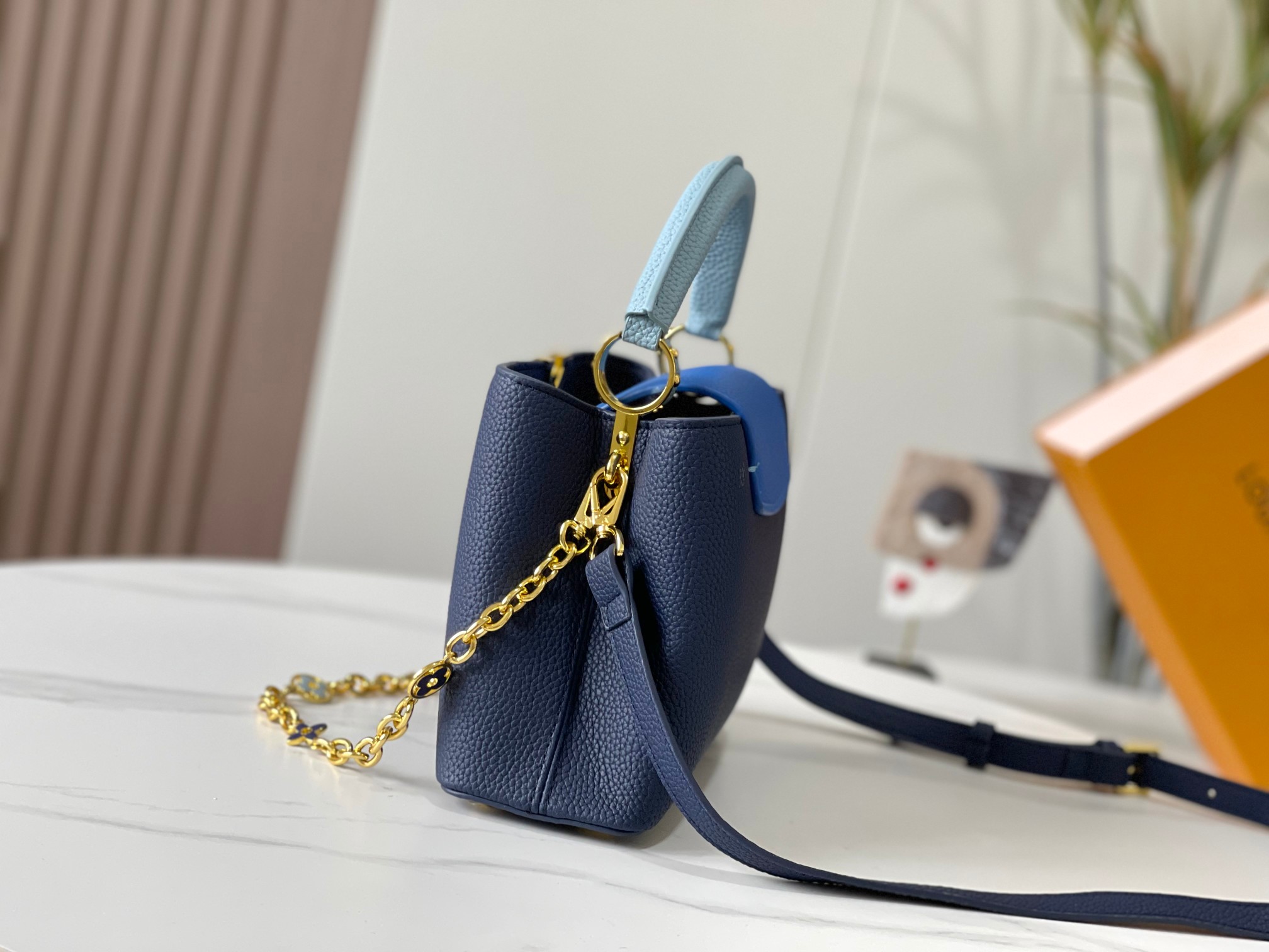 升级版，M20844宝蓝色花卉三拼
本款 Cap-ucines BB 手袋取材 Taurillon 皮革