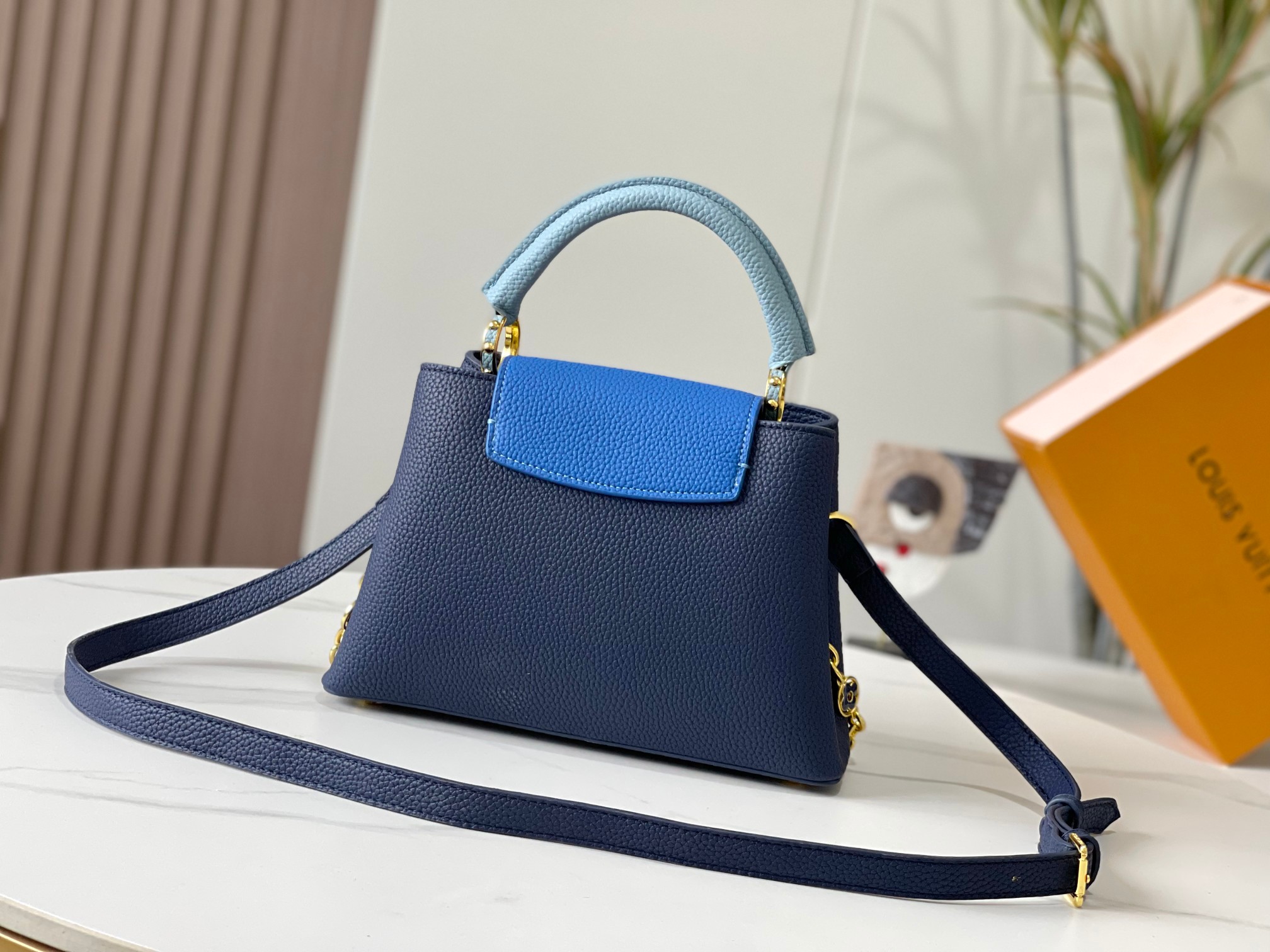 升级版，M20844宝蓝色花卉三拼
本款 Cap-ucines BB 手袋取材 Taurillon 皮革