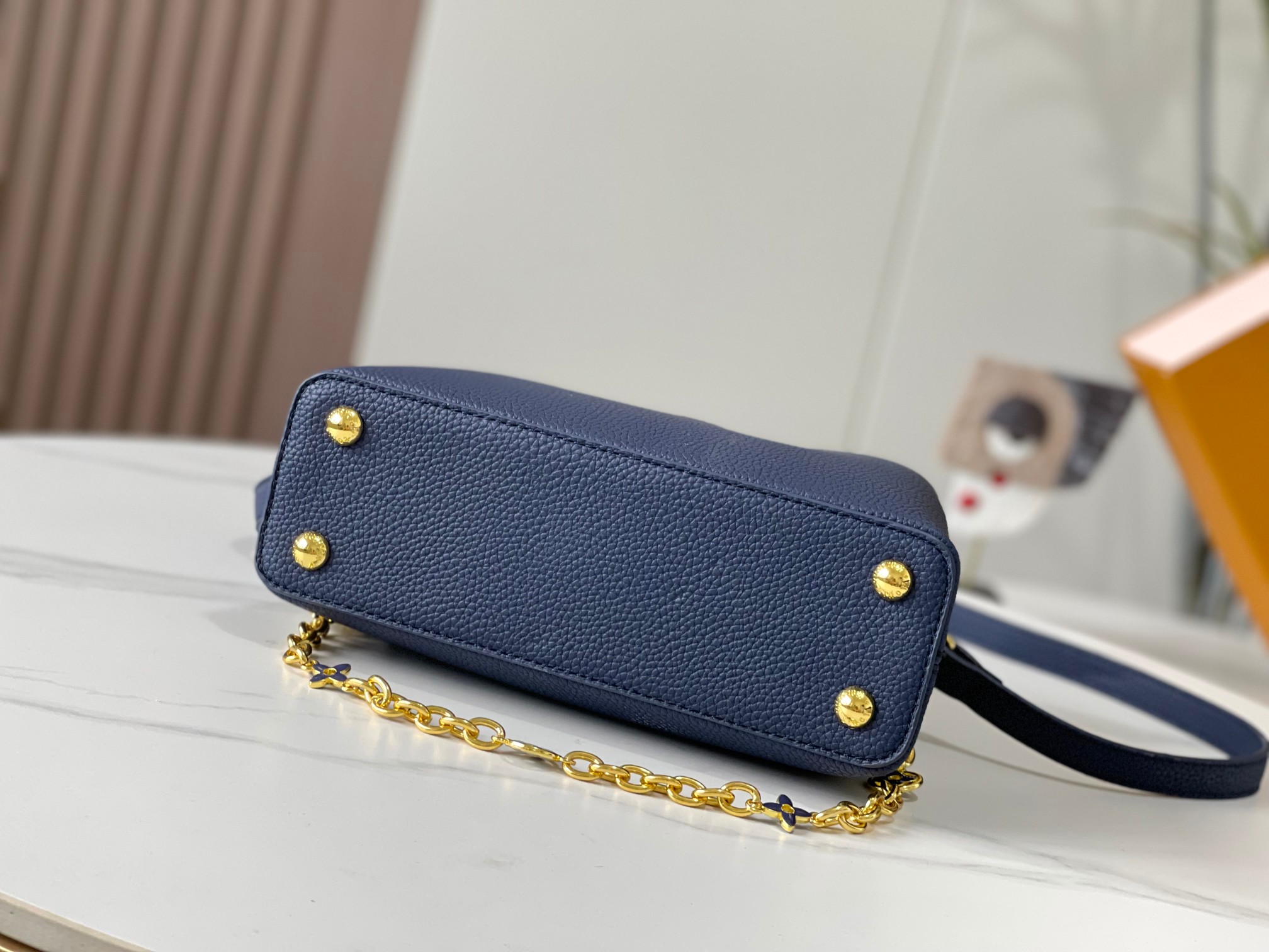 升级版，M20844宝蓝色花卉三拼
本款 Cap-ucines BB 手袋取材 Taurillon 皮革