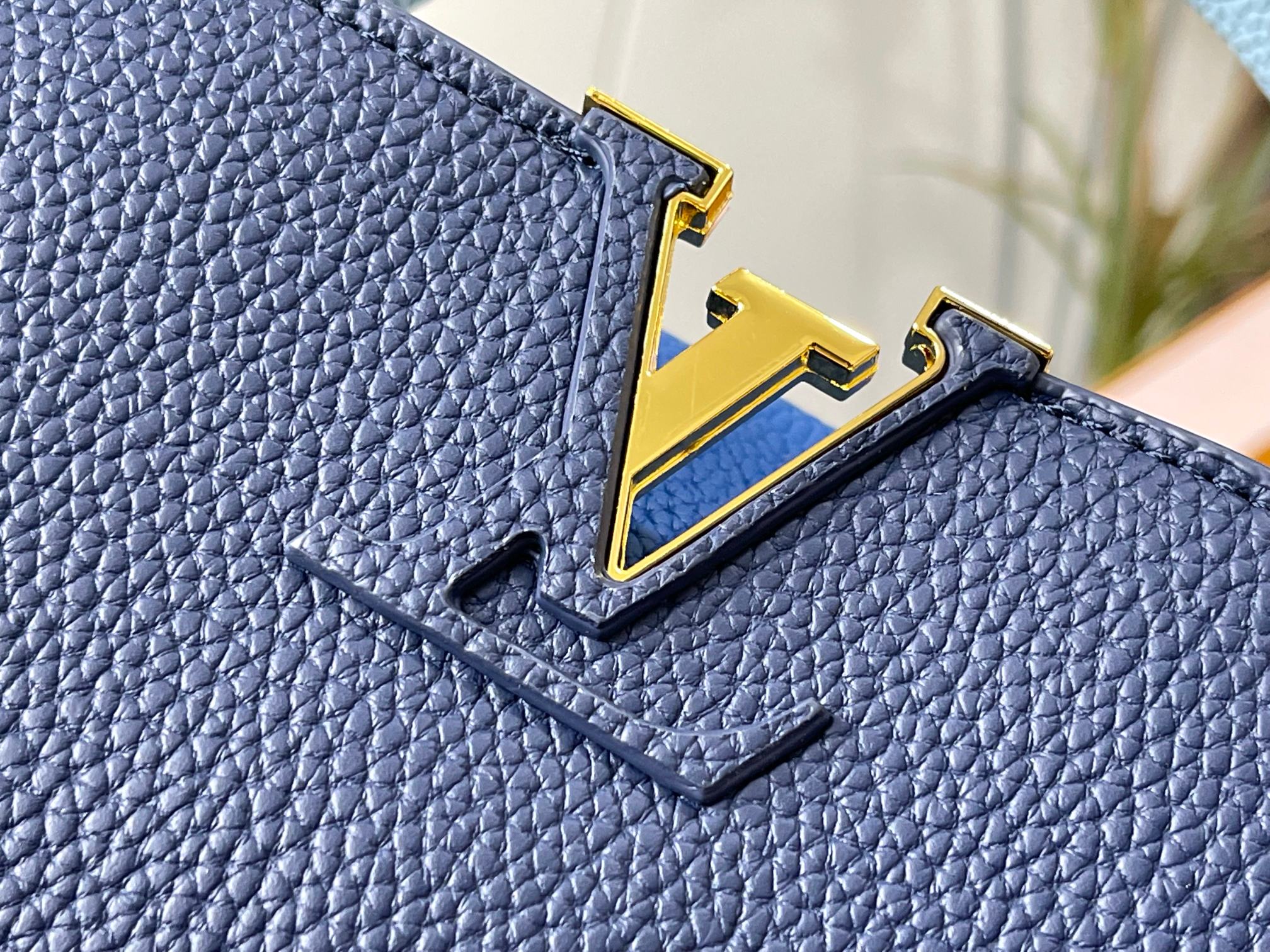 升级版，M20844宝蓝色花卉三拼
本款 Cap-ucines BB 手袋取材 Taurillon 皮革