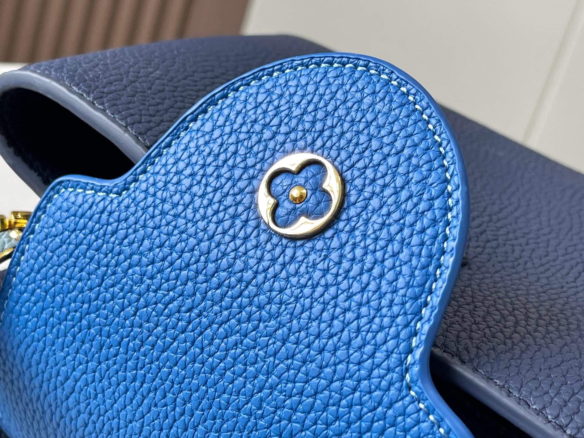 升级版，M20844宝蓝色花卉三拼
本款 Cap-ucines BB 手袋取材 Taurillon 皮革