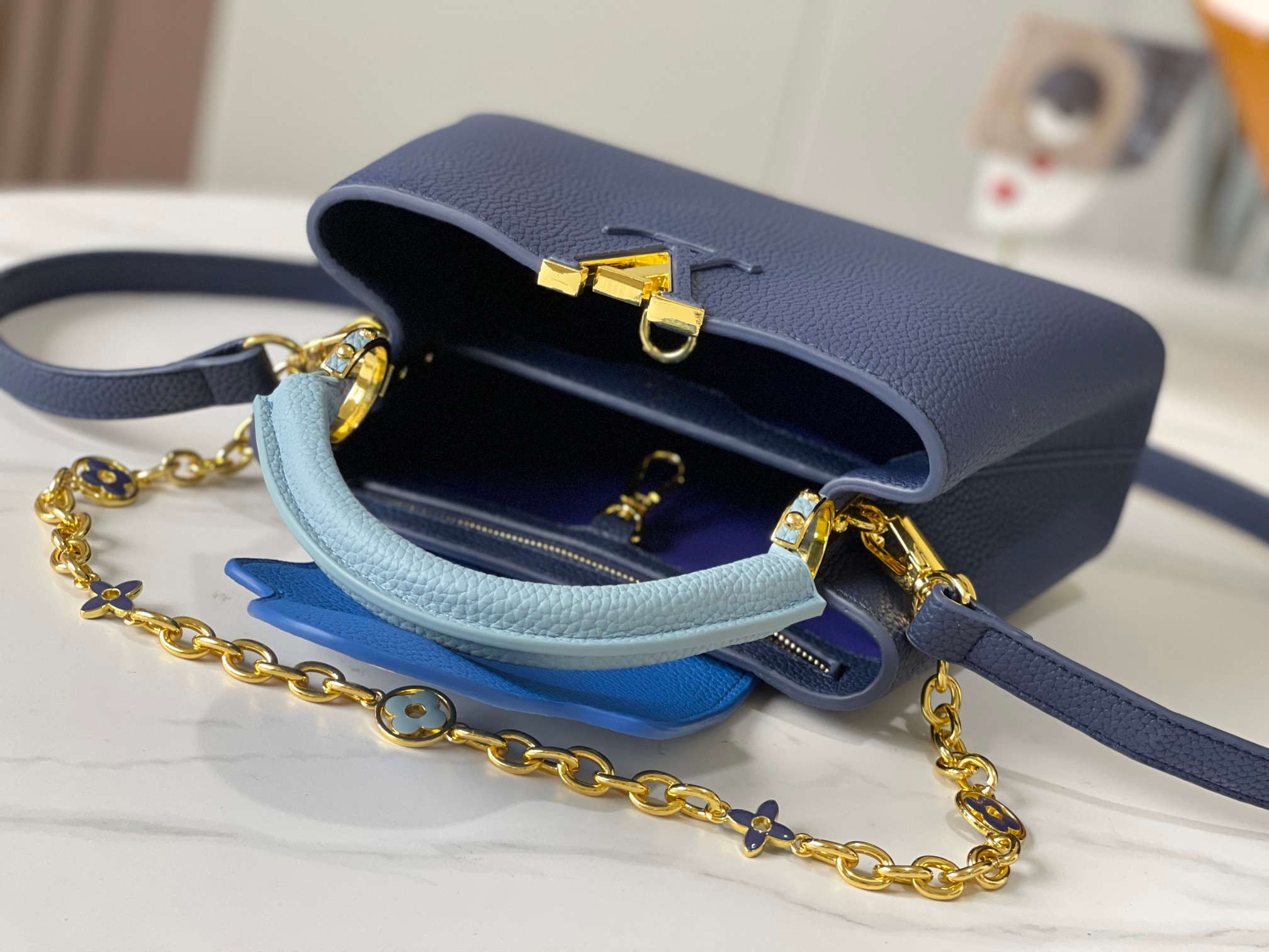 升级版，M20844宝蓝色花卉三拼
本款 Cap-ucines BB 手袋取材 Taurillon 皮革